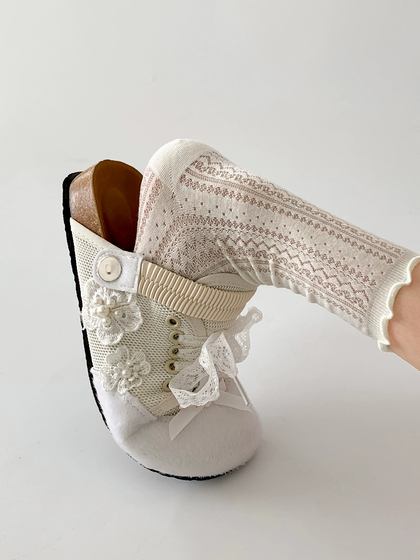 Dép nữ đế xuồng bạc thời thượng, kiểu dáng cổ điển mới mùa thu 2025, thích hợp phối với váy, kiểu dép nửa kín kiểu Birkenstock.