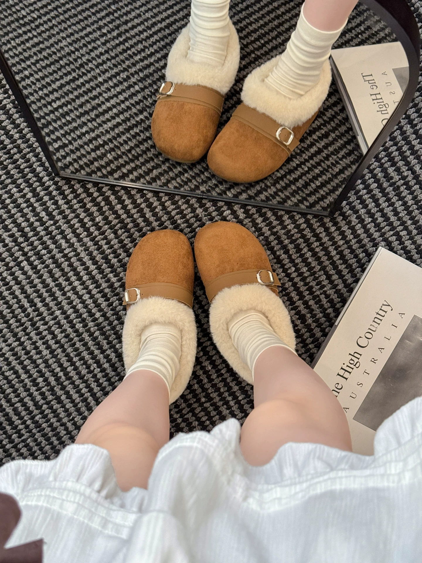 Giày Birkenstock đế dày cổ điển màu trắng, tăng chiều cao, lót lông mềm mại, ôm trọn bàn chân dành cho nữ, mẫu mới mùa đông 2025, giày bông ấm áp lông xù.