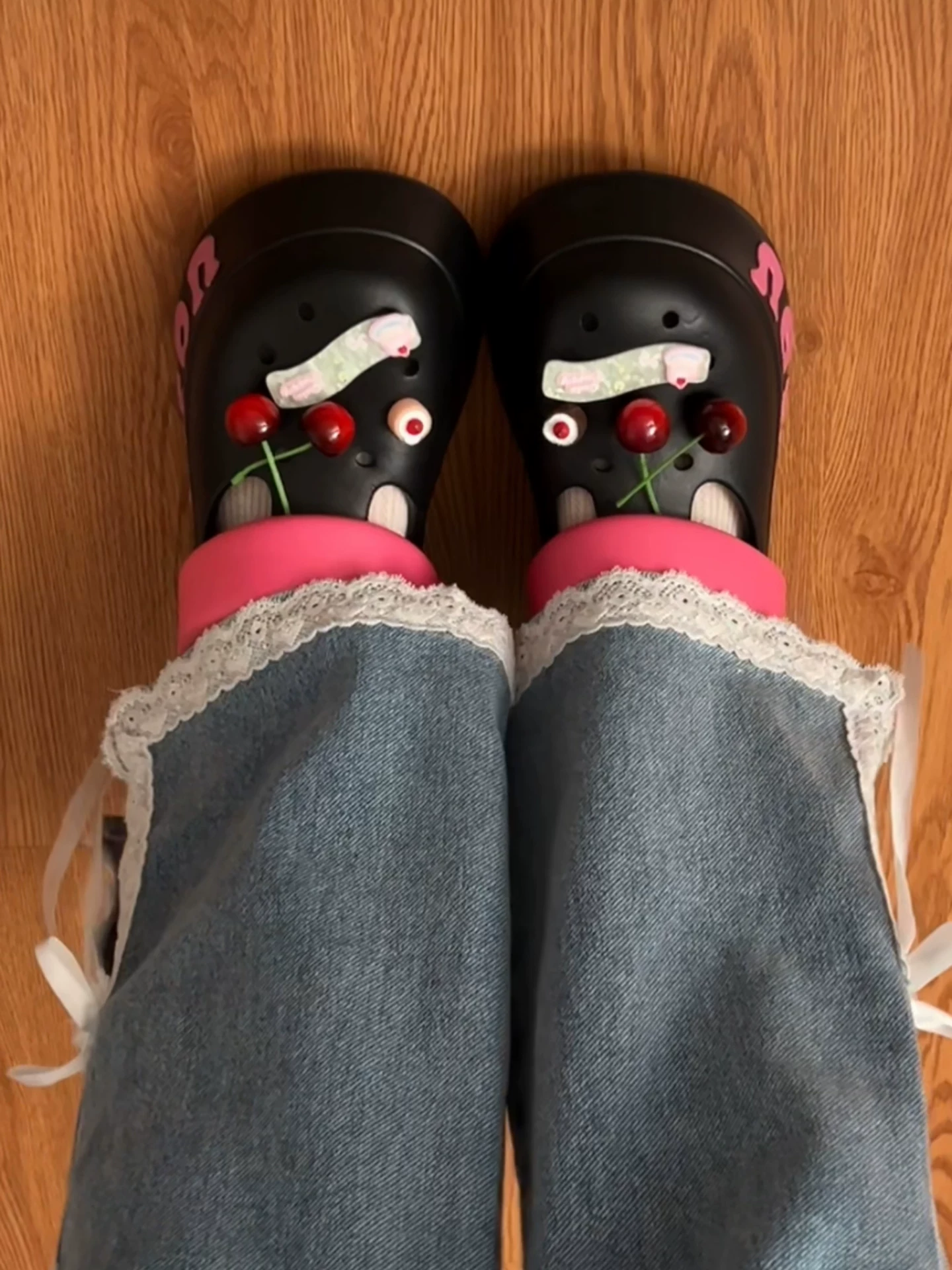 Dép clog nữ đế dày màu đen dễ thương, mẫu mới hè 2025, đi ngoài trời thoải mái, tăng chiều cao, kiểu kín mũi.