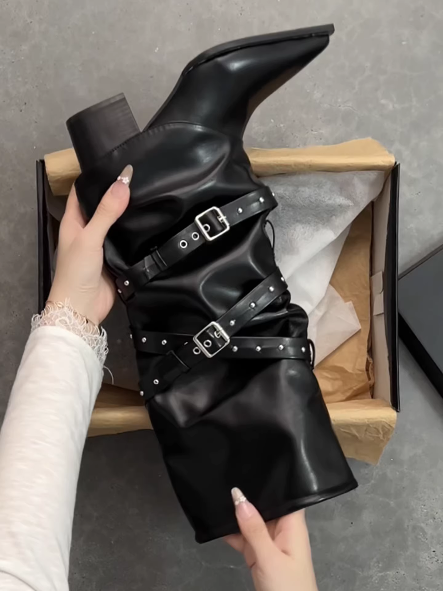Giày bốt cao gót chunky đen cao cấp dành cho nữ, kiểu dáng thu đông 2025 mới, đa năng phối cùng chân váy, kiểu dáng bốt cưỡi ngựa.
