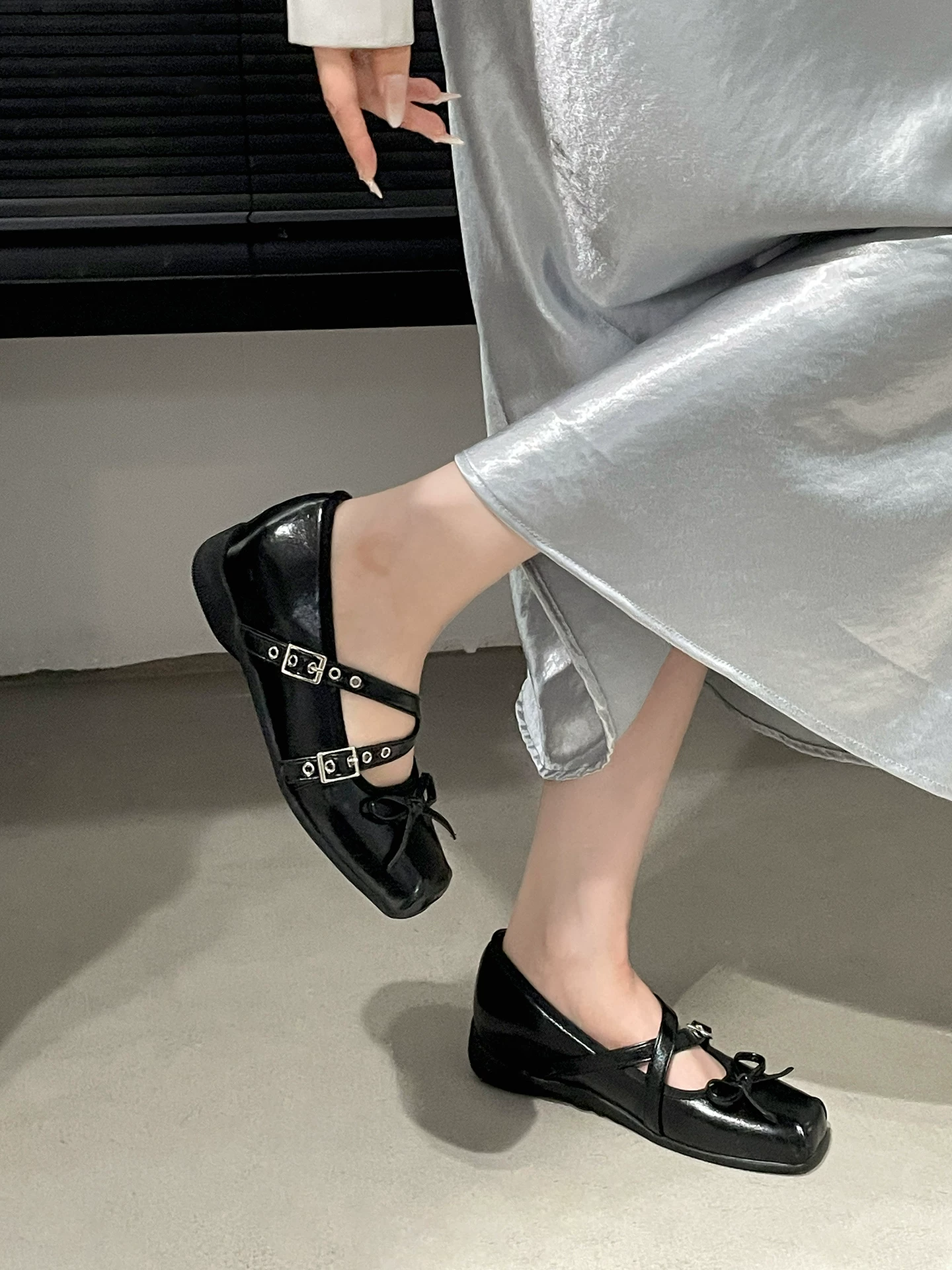 Giày nữ đế xuồng kiểu Pháp mũi vuông màu bạc, mẫu mới thu đông 2025, chất liệu cao cấp, phối chân váy đa năng, kiểu Mary Jane.