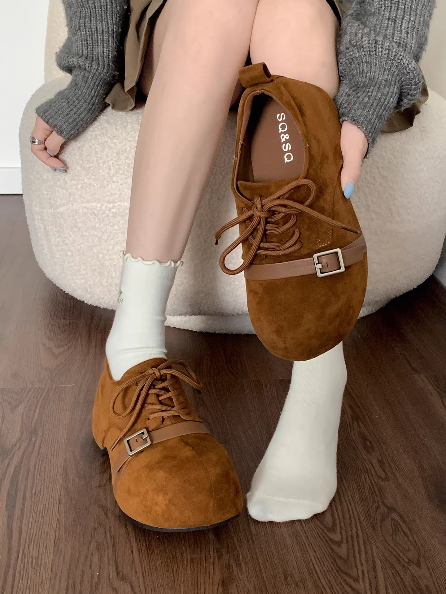 Giày Birkenstock đế dày màu nâu cổ điển, kiểu dáng kín mắt cá chân dành cho nữ, phong cách thu mới 2025, giày đế mềm phối chân váy.