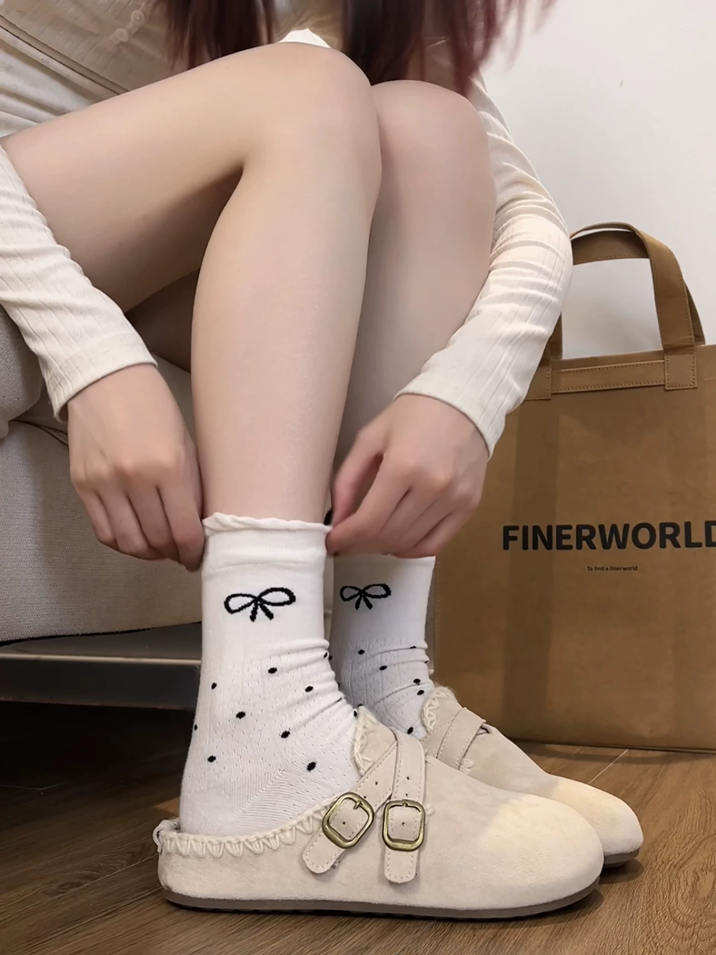 Giày Birkenstock đế dày màu trắng cổ điển phổ biến dành cho nữ, kiểu dáng thu đông mới 2025, thích hợp phối cùng váy, lót lông cừu, đế mềm, kiểu kín mũi.