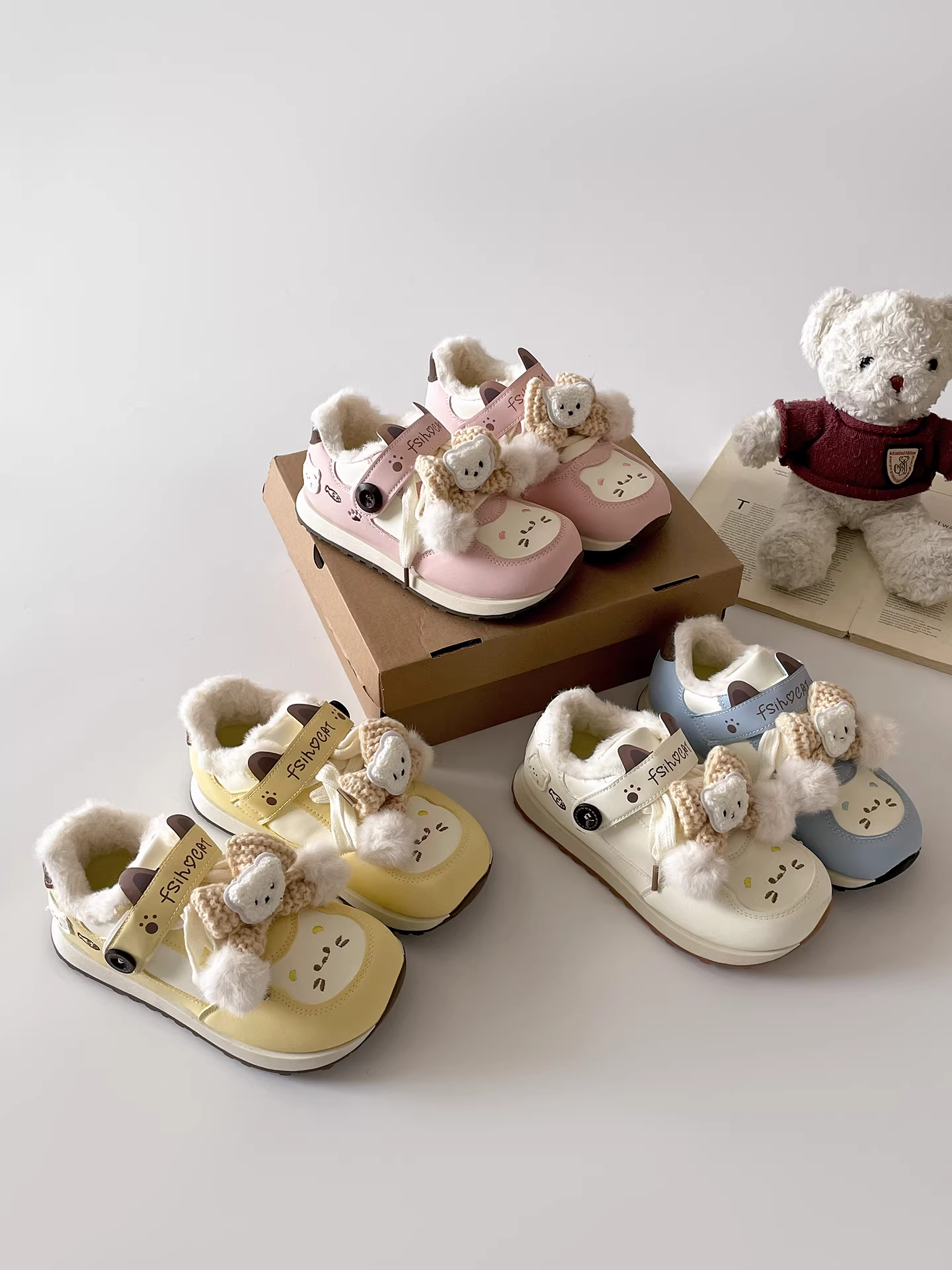 Giày bông tuyết đế dày màu trắng hoạt hình dễ thương dành cho nữ, kiểu dáng mới phổ biến mùa đông 2025, ấm áp và thích hợp để mang ngoài trời, giày thể thao Agan lót lông cừu.