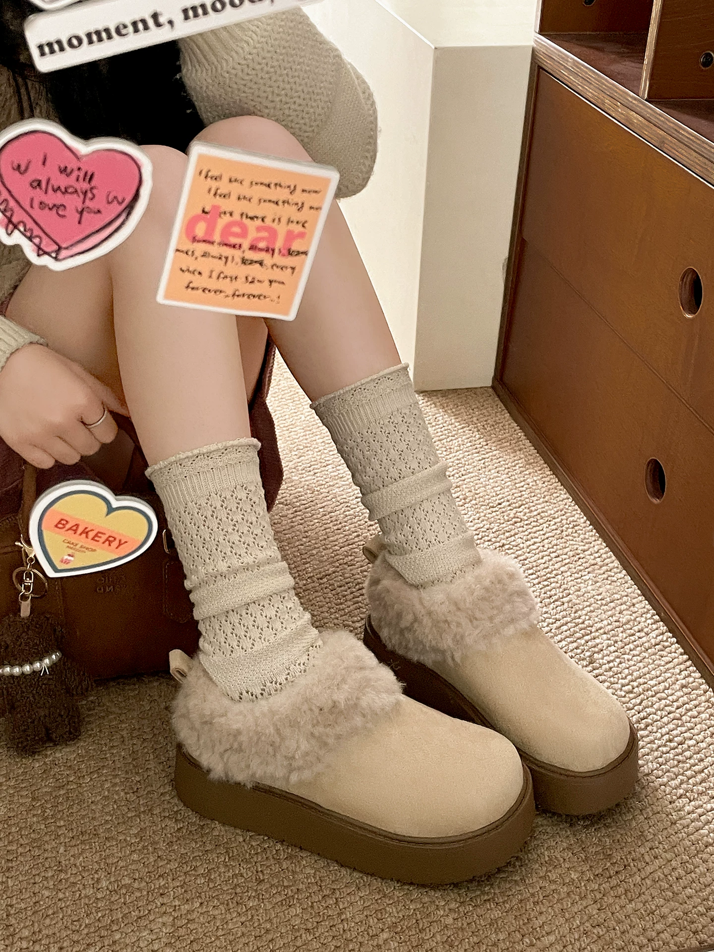 Giày bông lót lông cừu giữ ấm đế dày dành cho nữ 2025, kiểu mới mùa đông, tăng chiều cao, chống trơn trượt, đế mềm dày, kiểu Birkenstock lông xù