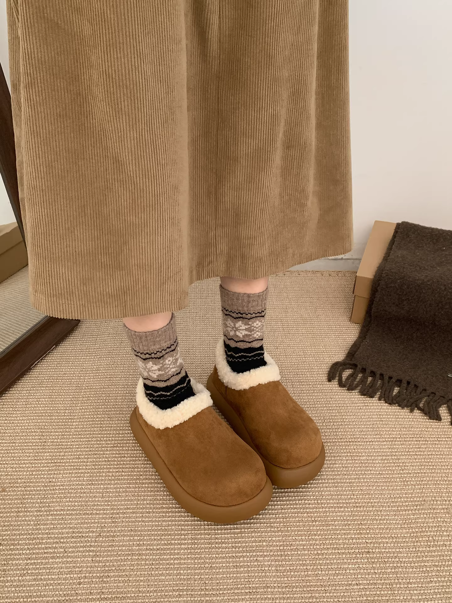 Giày bốt đi tuyết đế dày, lót lông cừu kiểu mới mùa đông 2025 dành cho nữ, ấm áp, đi ngoài trời, tăng chiều cao, chống trơn trượt, kiểu Birkenstock lông xù.