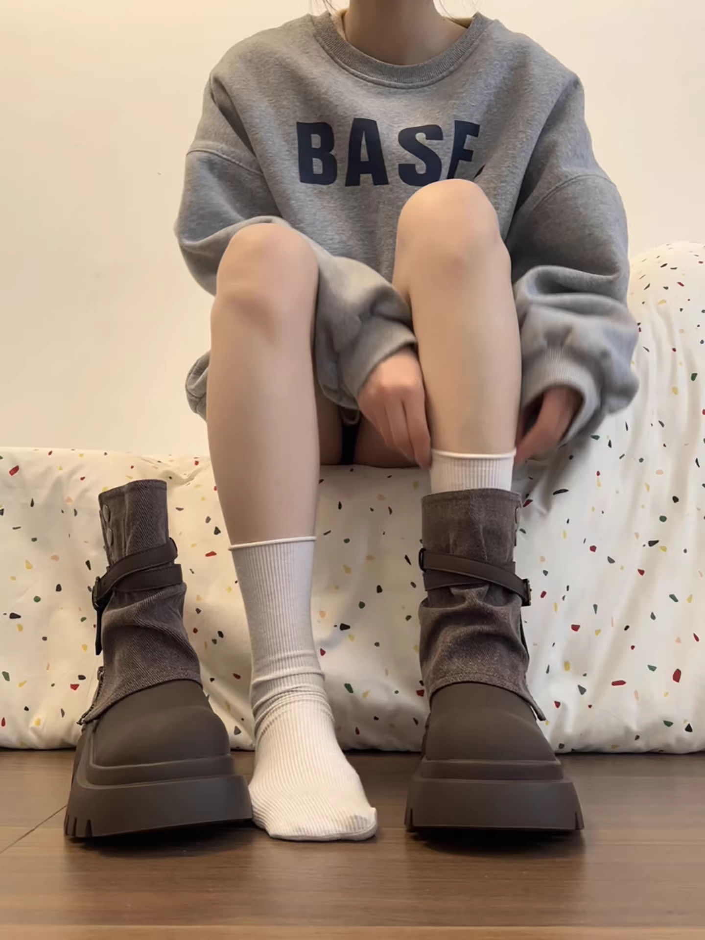 Giày bốt Martin đế dày kiểu Anh cổ điển dành cho nữ, mẫu thu đông 2025 mới, tăng chiều cao và thon gọn mắt cá chân.