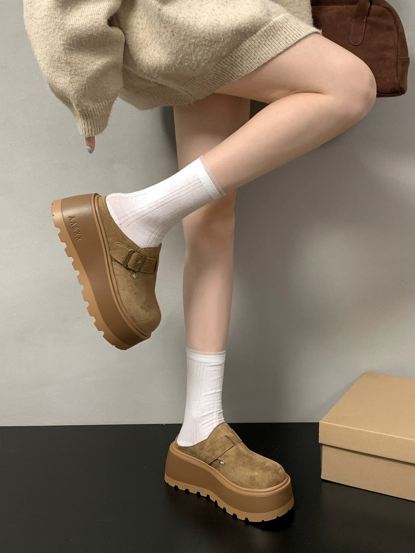 Dép nữ đế dày màu nâu phổ biến, thích hợp đi ngoài trời, kiểu dáng thu đông 2025 mới, phối cùng váy, tăng chiều cao, chống trơn trượt, kiểu Birkenstock.