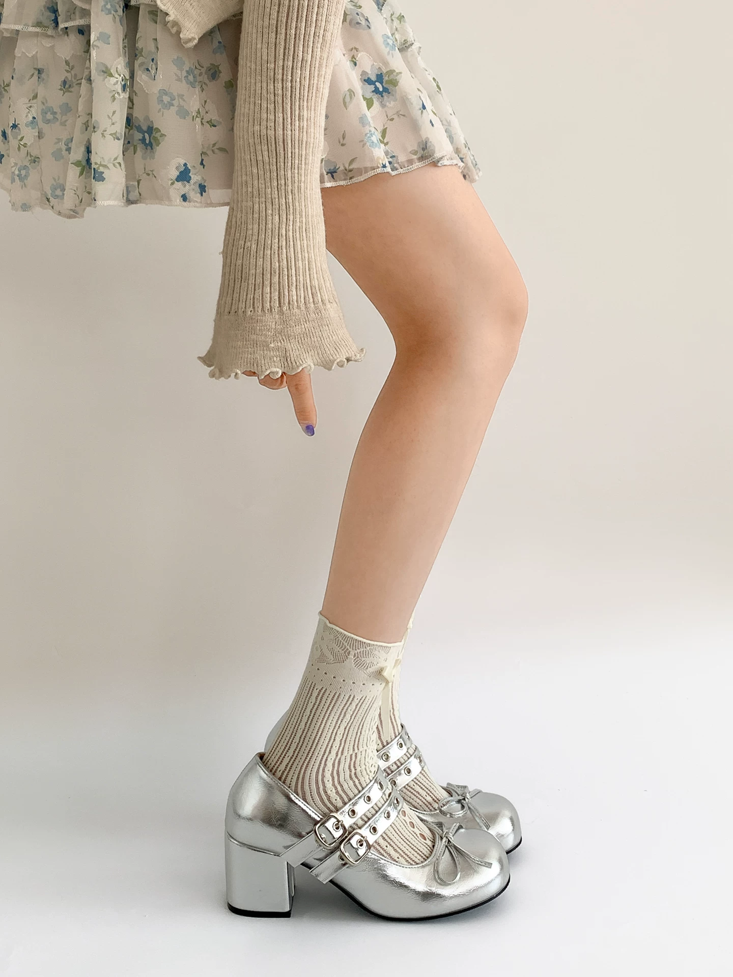 Giày cao gót chunky kiểu Pháp cổ điển màu trắng dành cho nữ, kiểu dáng thu mới 2025, phù hợp phối với chân váy, giày Mary Jane.