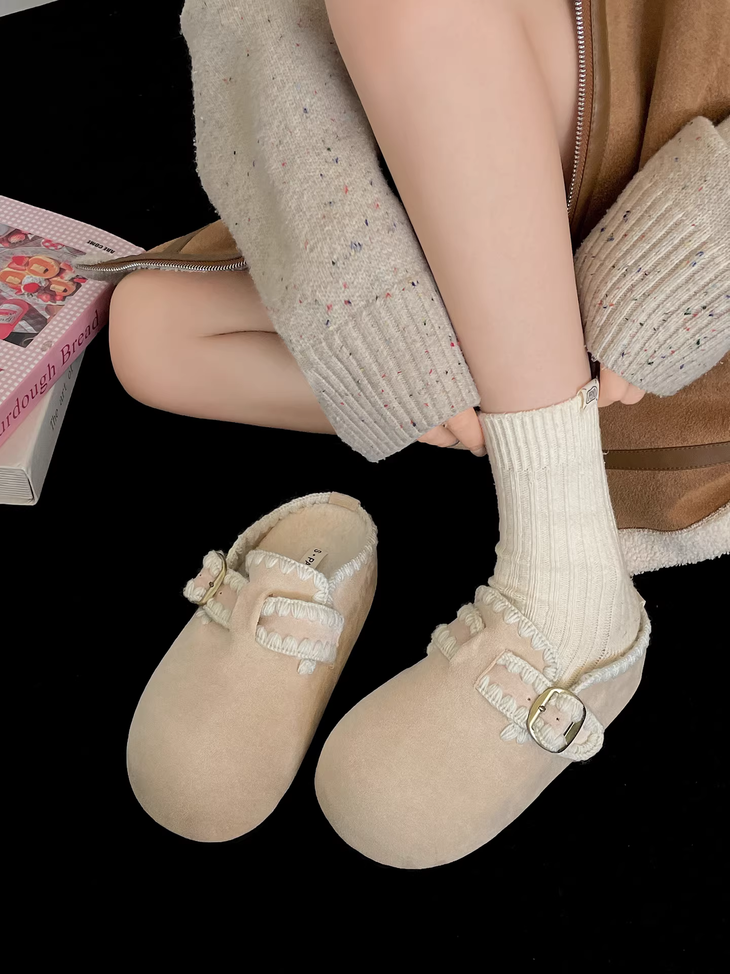 Giày Birkenstock đế dày chống trượt kiểu cổ điển màu trắng dành cho nữ 2025 mới mùa thu đông lót lông mềm mại đế mềm dép bít mũi lông mềm