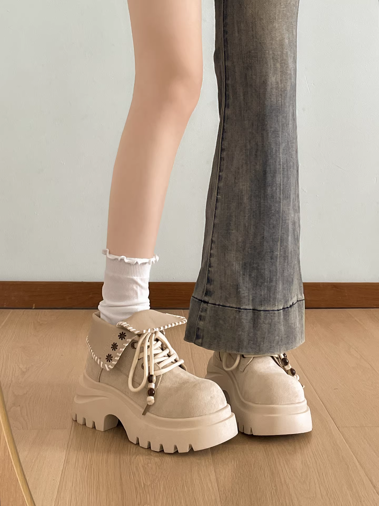 Giày bốt Martin đế dày kiểu Anh dành cho nữ, kiểu dáng nhỏ nhắn, mùa thu đông 2025, giúp thon gọn và tăng chiều cao.