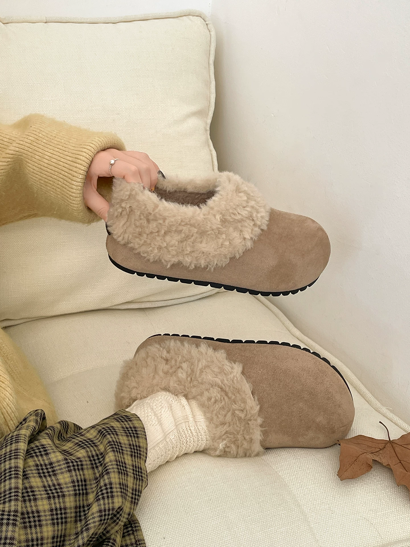 Giày bông giữ ấm lót lông dày đế dày màu trắng cổ điển dành cho nữ mùa đông 2025, kiểu dáng mới, ấm áp, kiểu Birkenstock