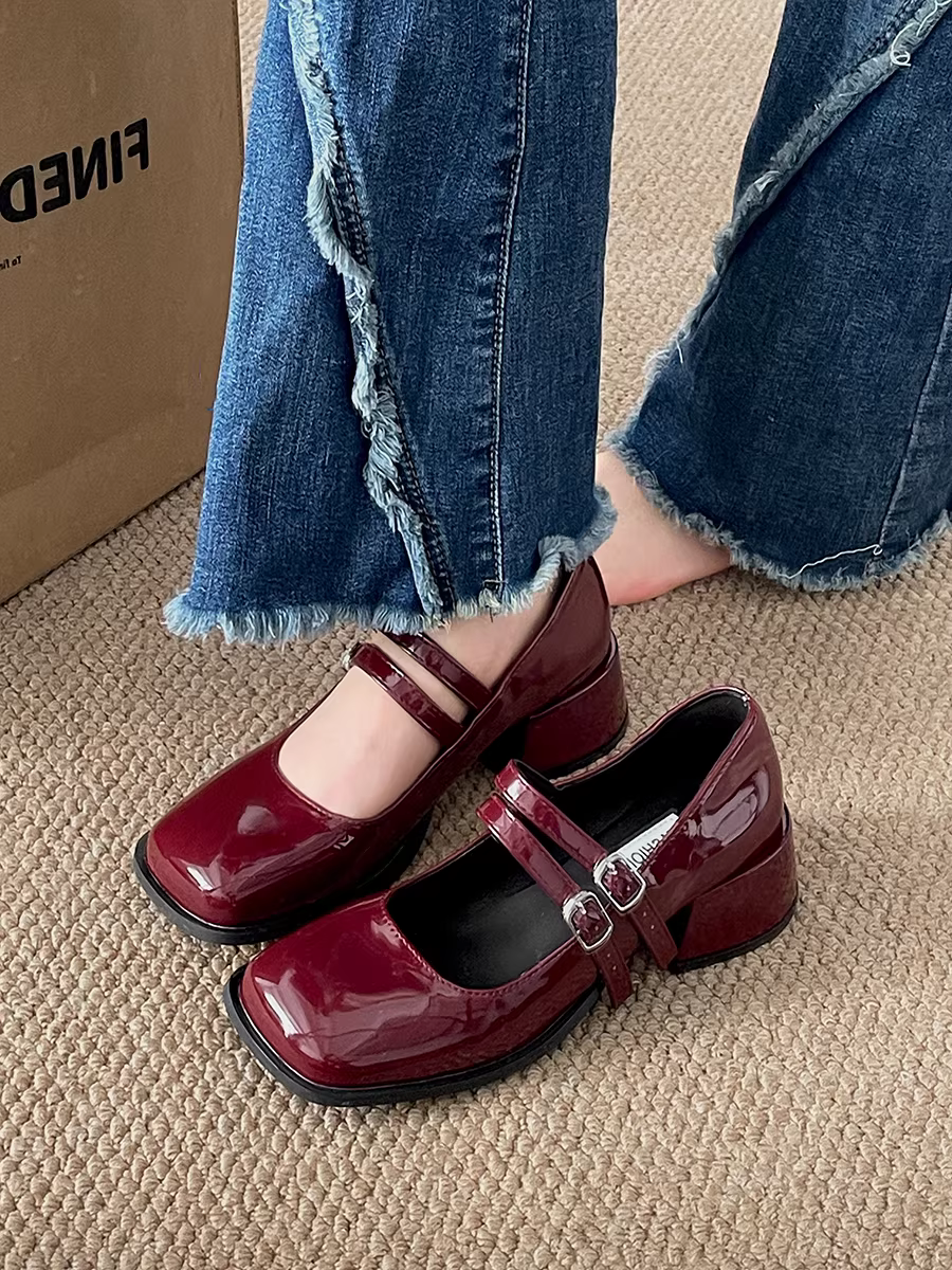 Giày da nữ đế thô mũi vuông kiểu Pháp màu đỏ, bộ sưu tập thu đông 2025, giày Mary Jane phối chân váy.