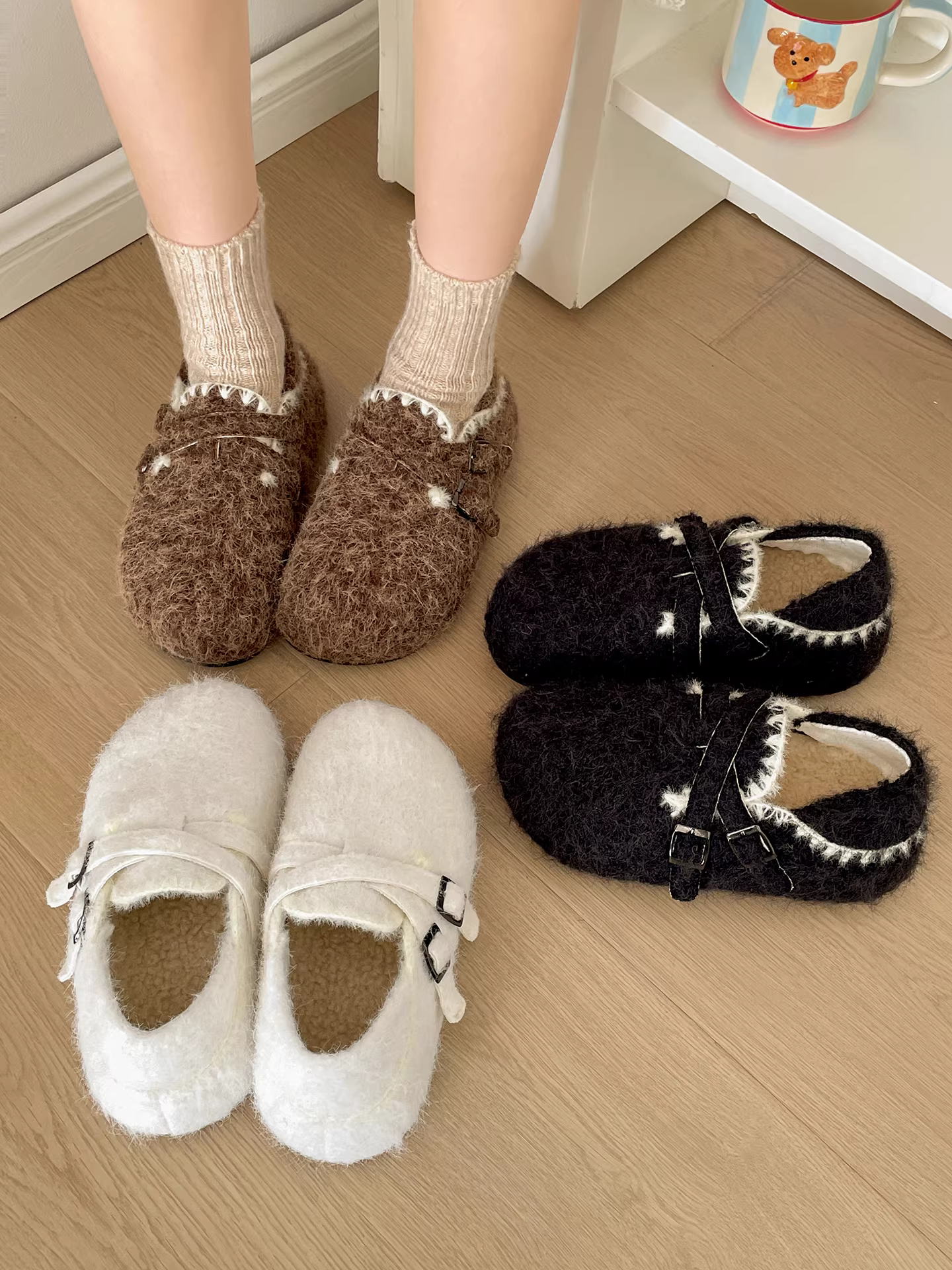 Giày lông dày đế dày phong cách retro lót lông cừu màu trắng dành cho nữ, thích hợp để mang ngoài trời, giày cotton đế mềm chống trượt mùa đông mới năm 2025 kiểu Birkenstock.