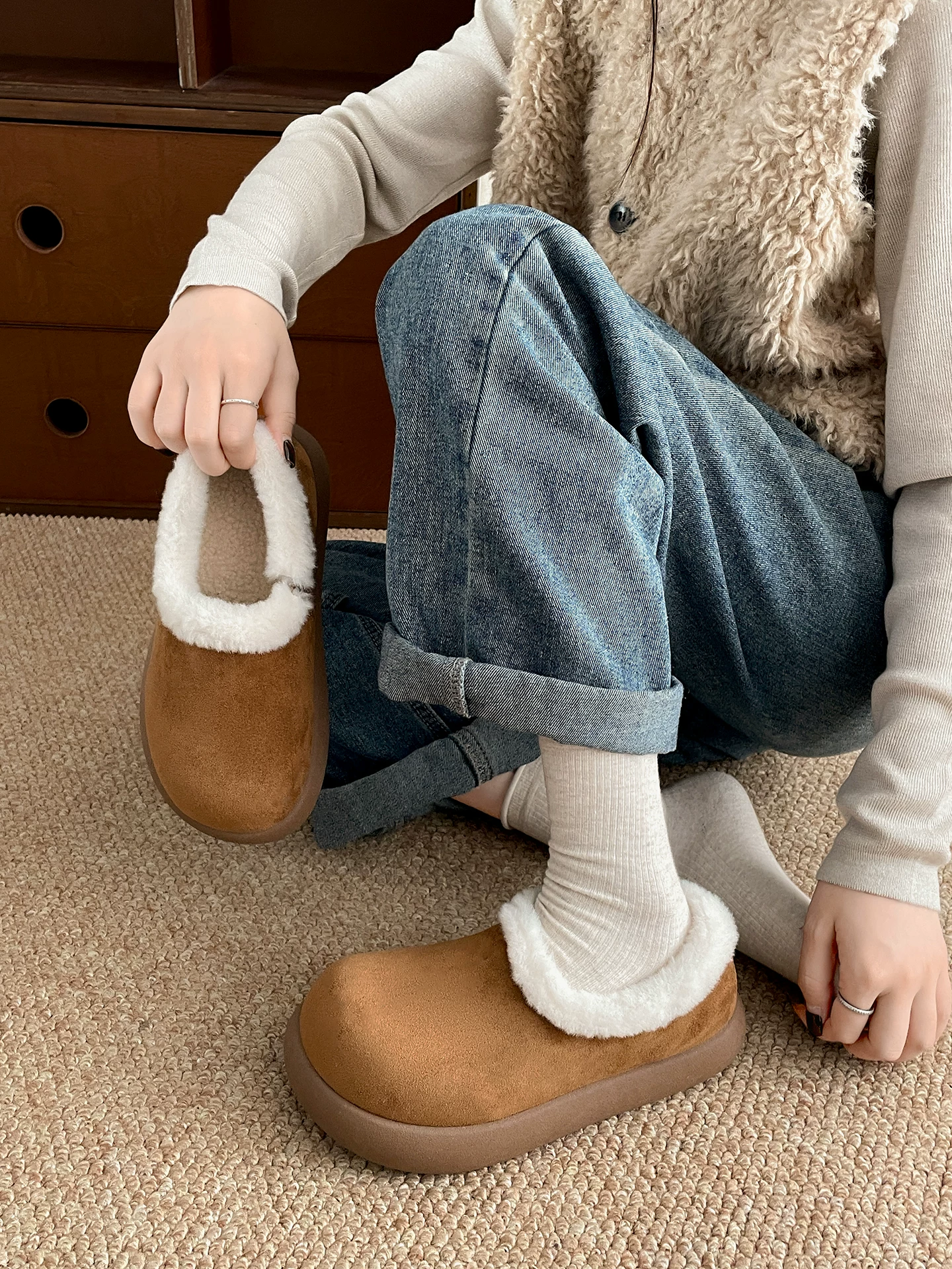 Giày Birkenstock cổ điển dày dặn, lót lông, ôm trọn chân dành cho nữ, mẫu mới mùa đông 2025, tăng chiều cao, giữ ấm, lót lông mềm mại.