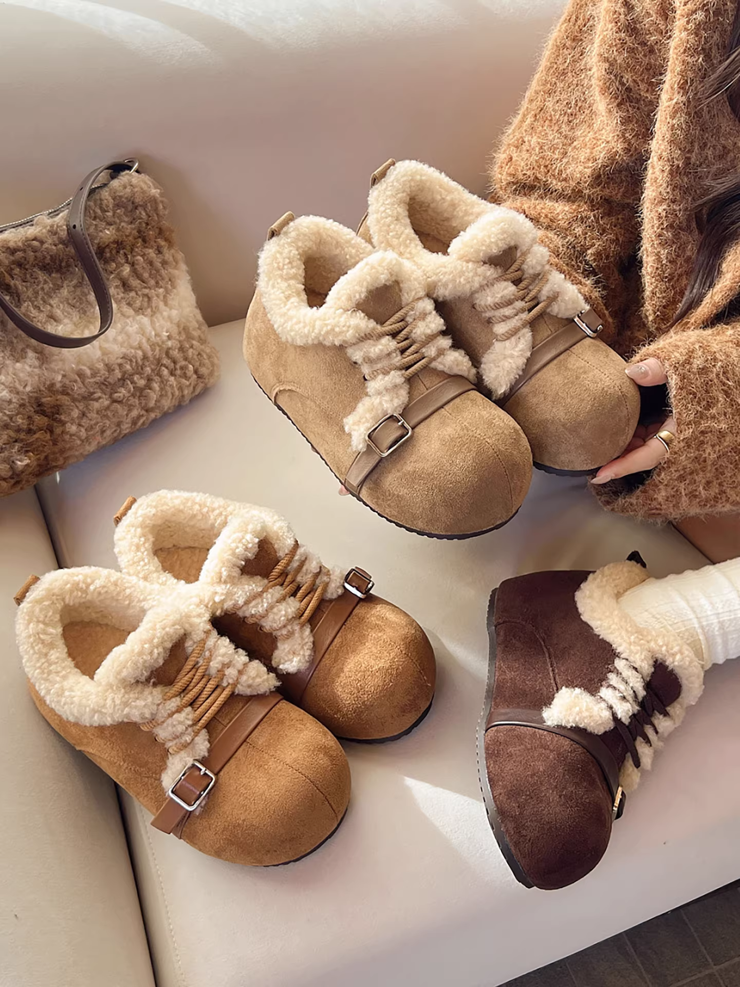 Giày nữ kiểu Birkenstock đế dày lót lông mềm màu nâu cổ điển, giày bông giữ ấm mùa đông dày dặn đi ngoài trời mới năm 2025.