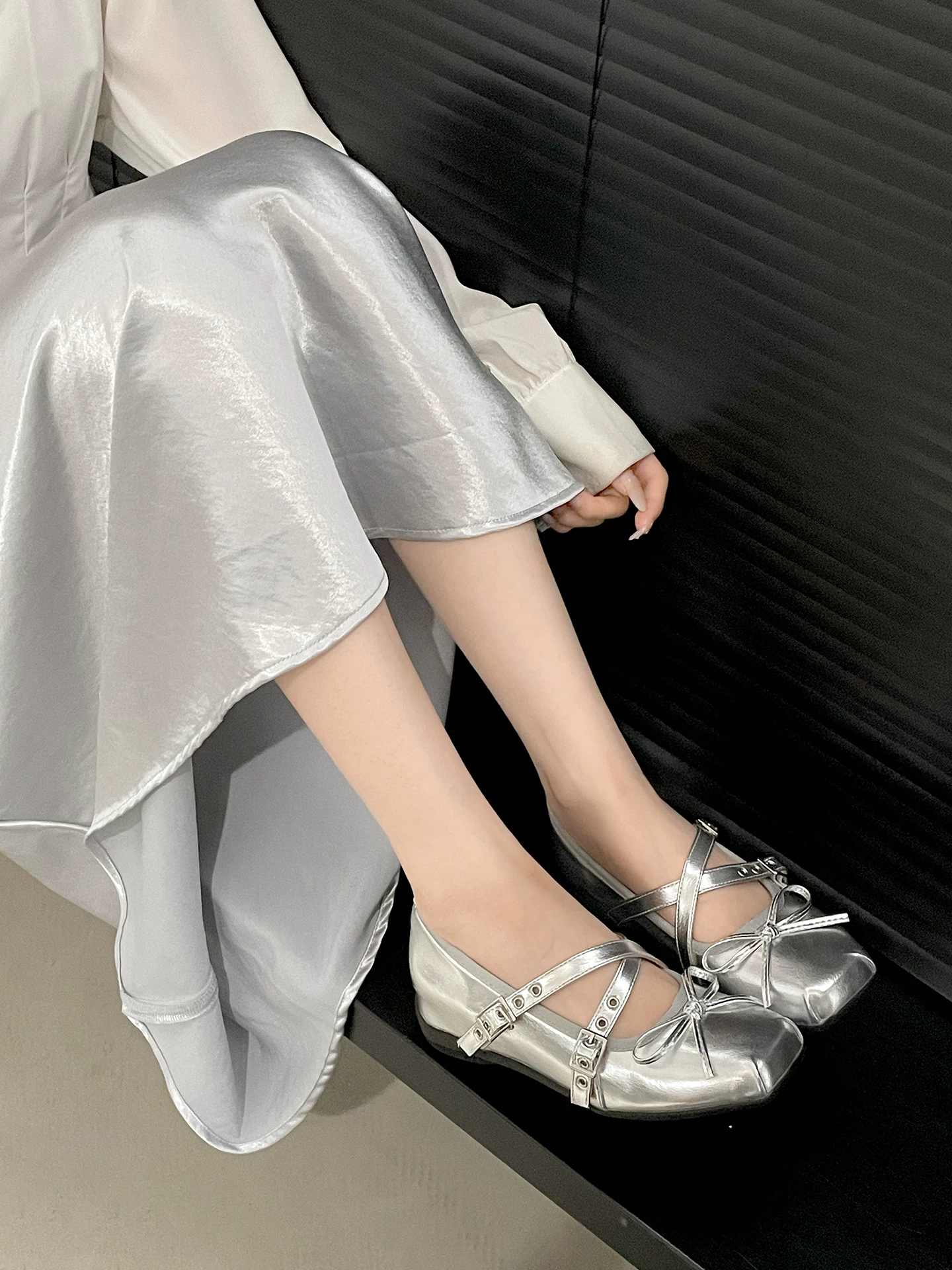Giày nữ đế xuồng kiểu Pháp mũi vuông màu bạc, mẫu mới thu đông 2025, chất liệu cao cấp, phối chân váy đa năng, kiểu Mary Jane.