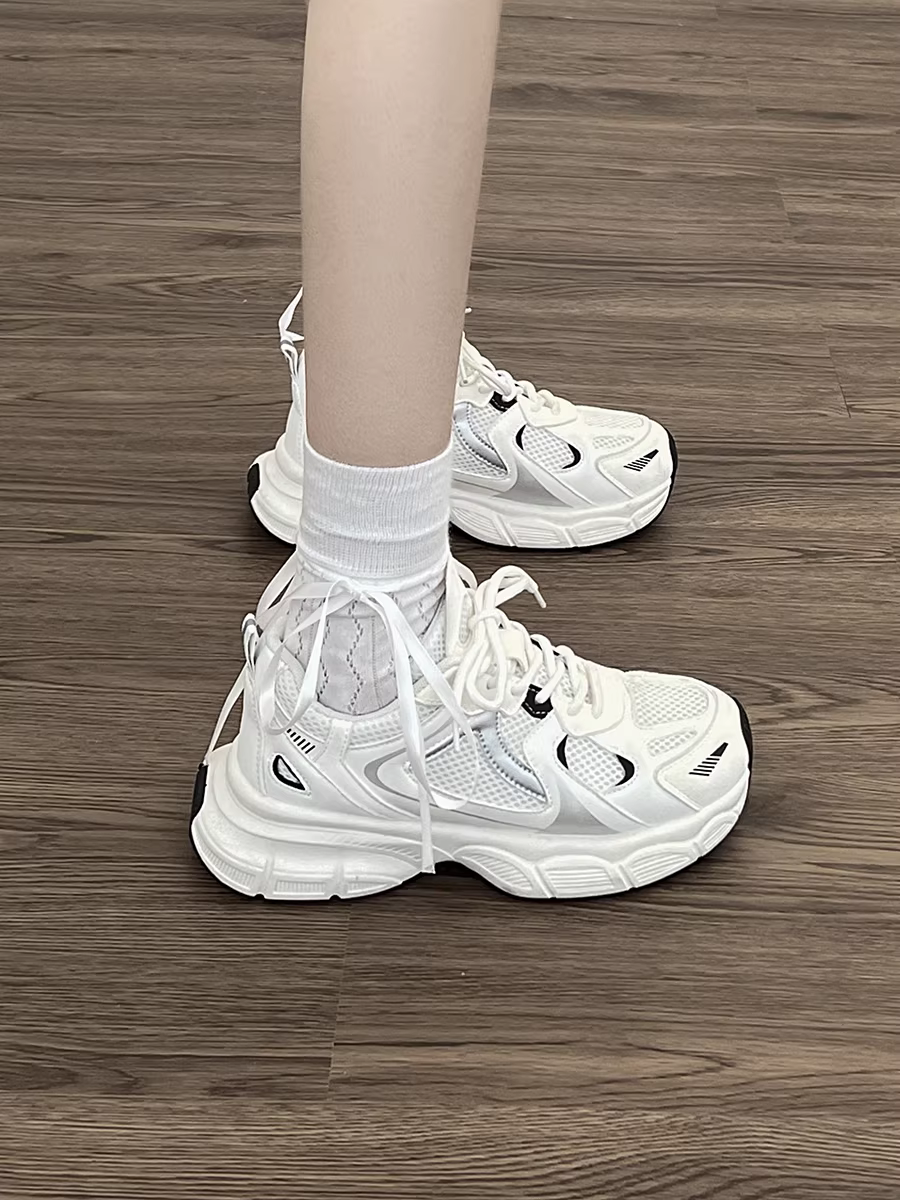 Giày thể thao nữ kiểu dáng phổ biến giúp chân trông nhỏ nhắn hơn, đa năng, mẫu mới thu đông 2025, giày thể thao cổ thấp đế dày retro tăng chiều cao màu trắng.