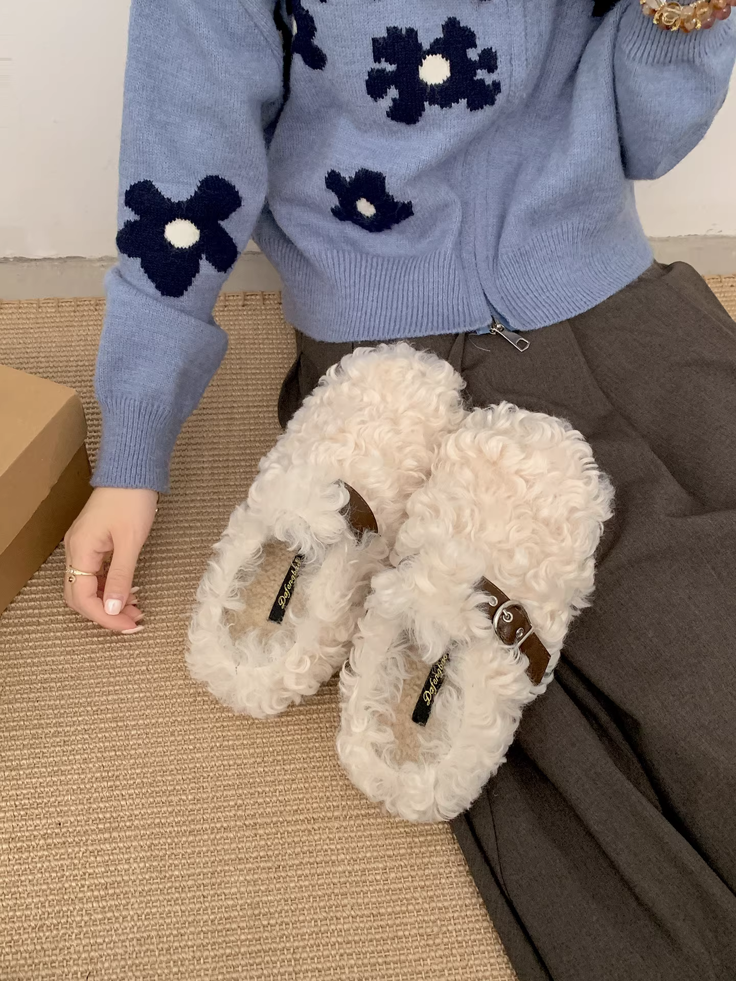 Đôi dép lê nữ đế dày, lót lông mềm mại, kiểu cổ điển, thích hợp đi ngoài trời, mẫu mới mùa đông 2025, giữ ấm, mũi kín.