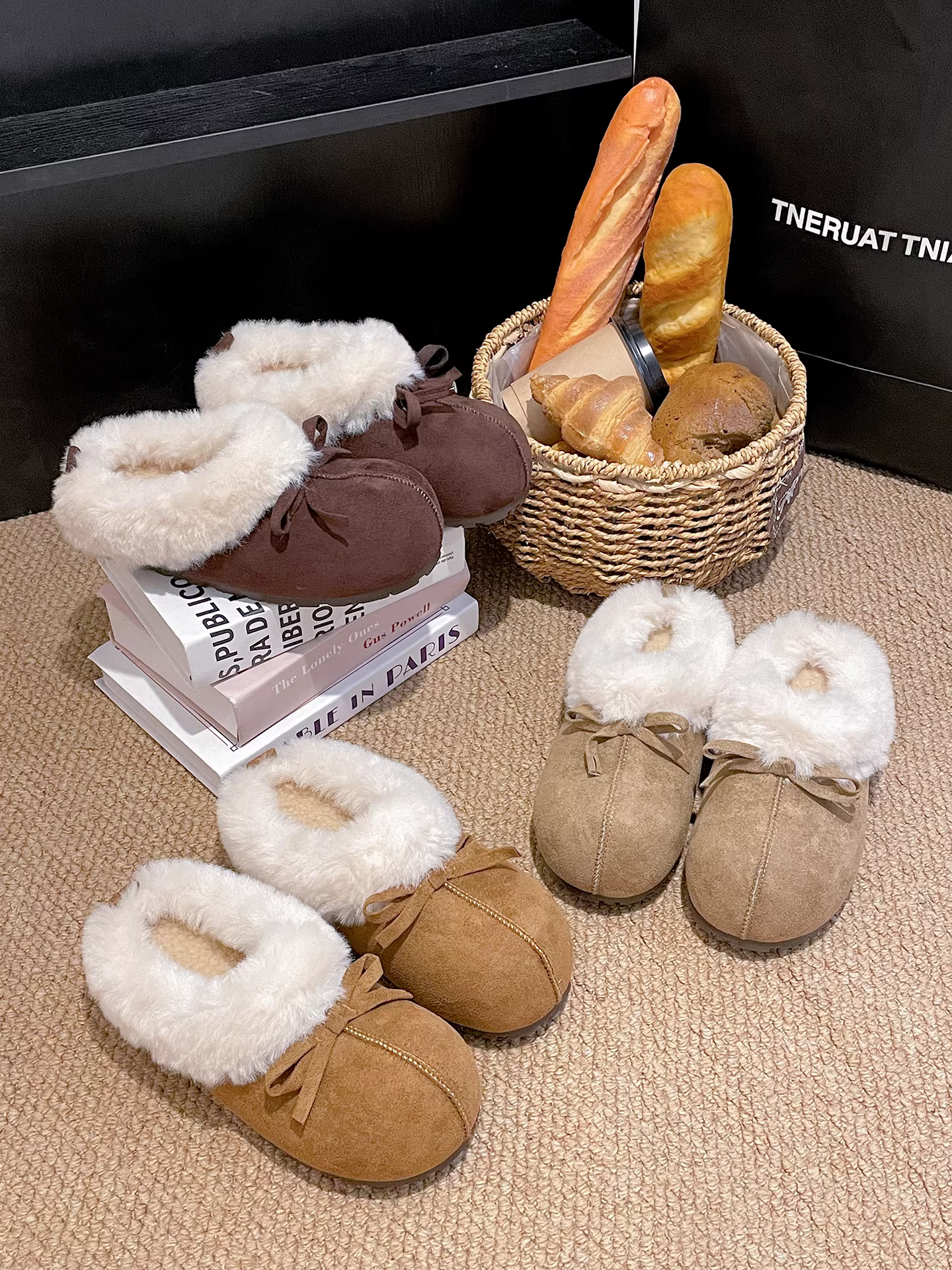 Giày dép nửa kín kiểu Birkenstock đế dày giữ ấm phong cách retro dành cho nữ, mẫu mới mùa đông 2025, dép bông lông tăng chiều cao đi ngoài trời.