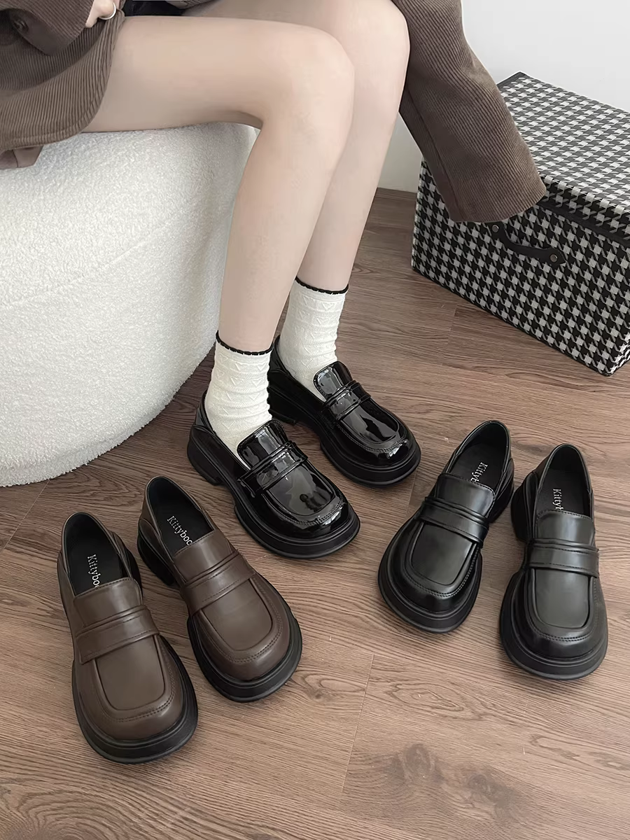 Giày lười nữ đế dày kiểu Pháp đen, mẫu mới thu 2025, đa năng, gót dày, mũi tròn, phong cách retro Anh, giày da nhỏ gọn