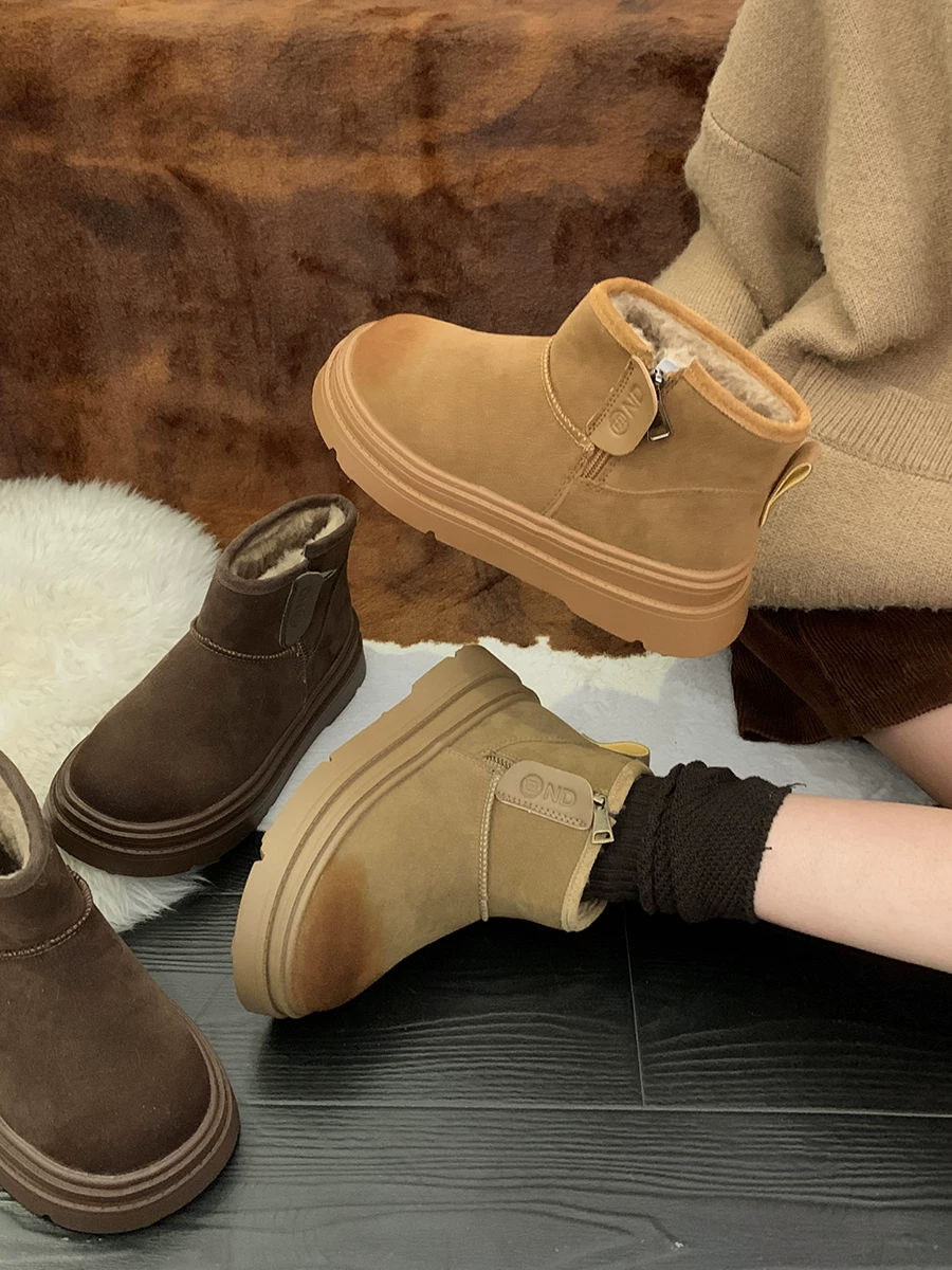 Giày bốt đi tuyết đế dày màu trắng, ấm áp, chống trơn trượt, tăng chiều cao dành cho nữ, mẫu mới mùa đông 2024, có lớp lót lông mềm và giày cotton dày.