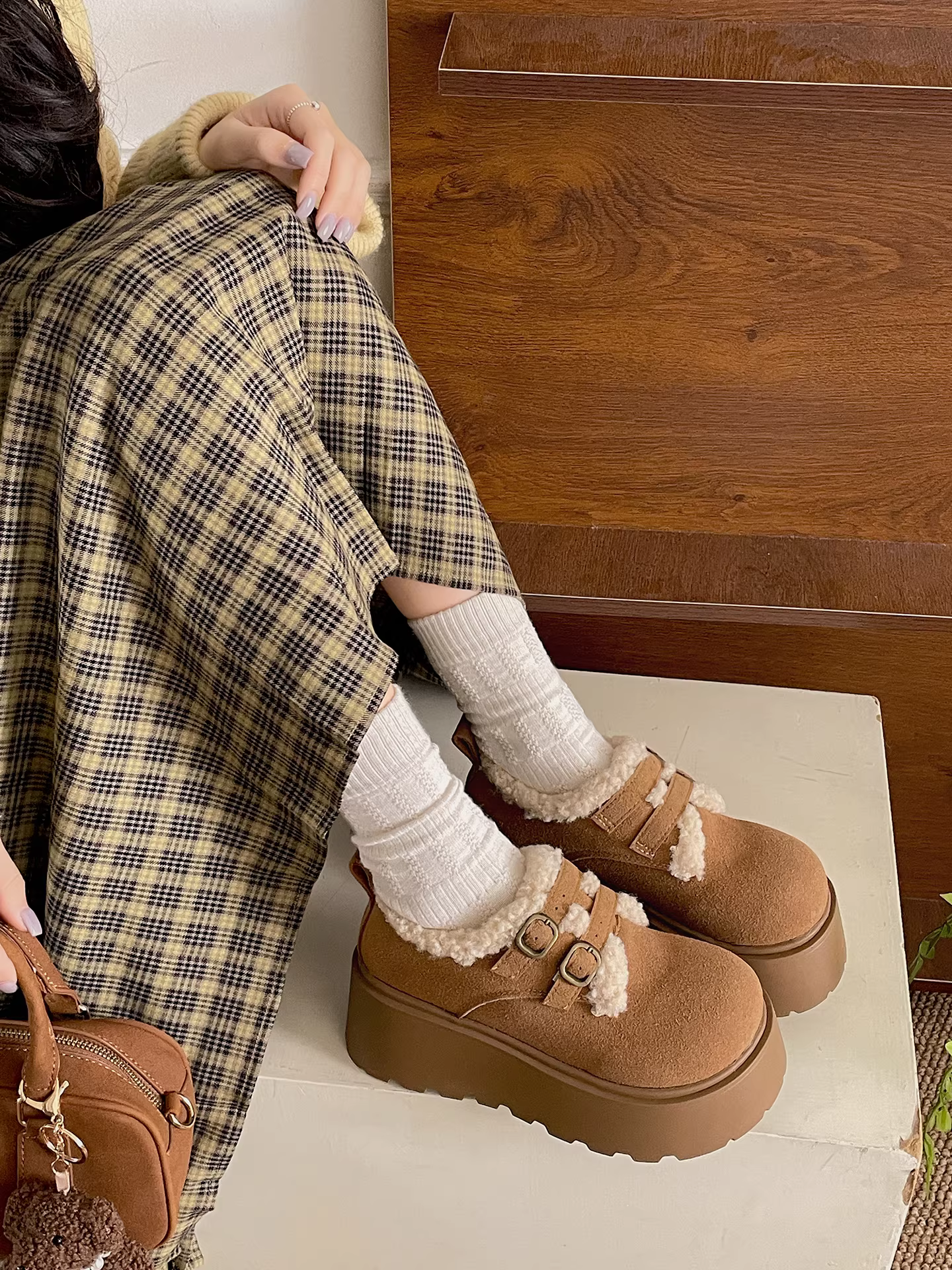 Giày bông giữ ấm đế dày chống trơn lót lông cừu đen dành cho nữ, kiểu dáng retro Birkenstock tăng chiều cao, mẫu mới mùa đông 2025