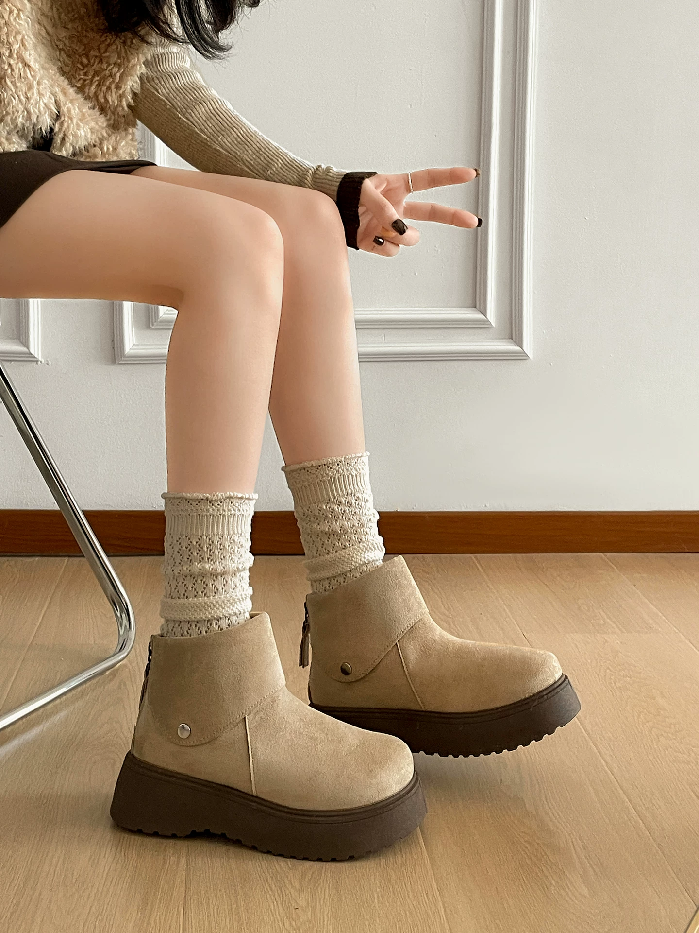 Giày bốt tuyết đế dày chống trơn, kiểu cổ điển màu trắng dành cho nữ, giày bông giữ ấm kiểu Birkenstock tăng chiều cao mùa đông mới năm 2025.