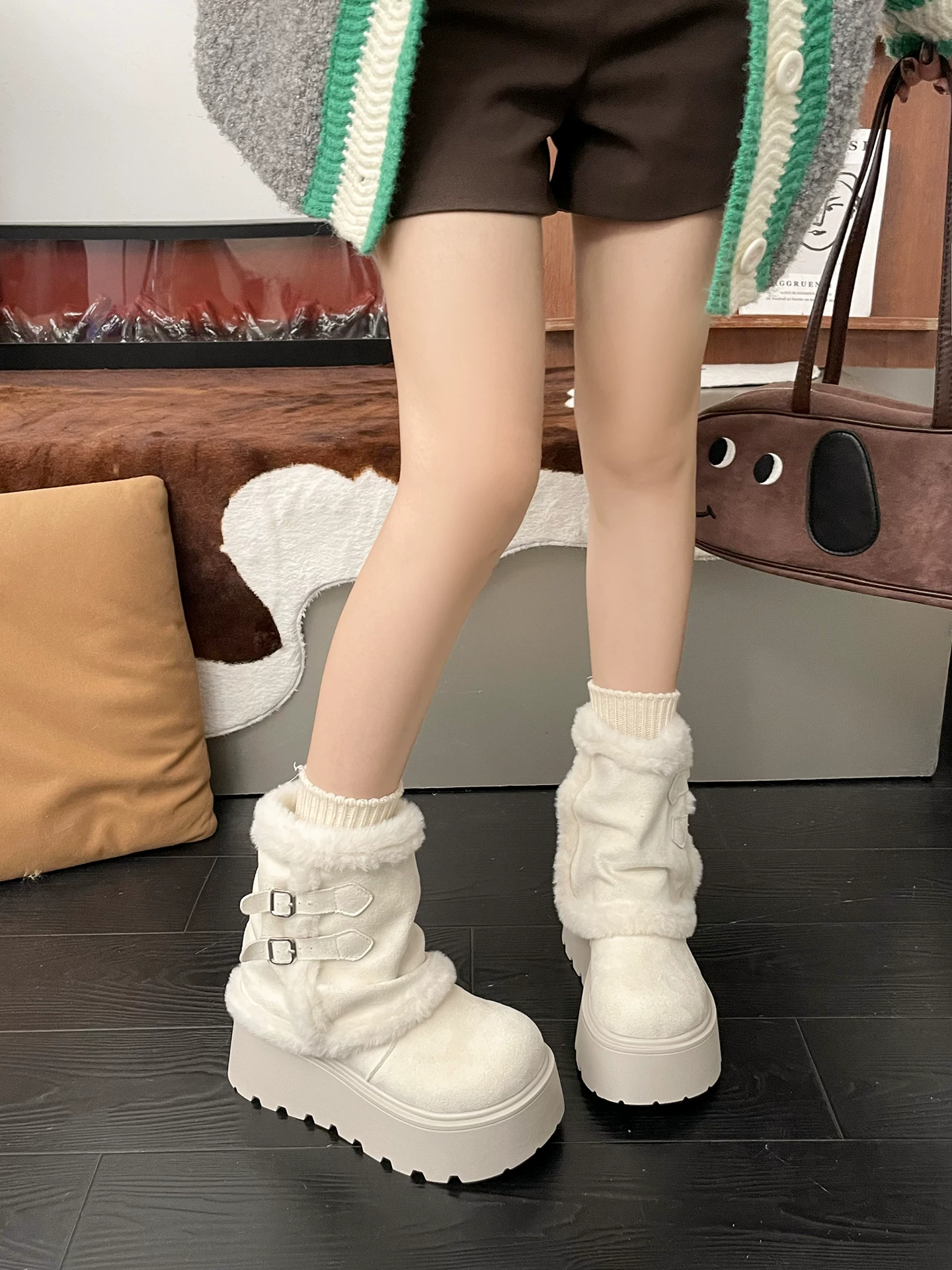 Giày bốt tuyết cổ điển đế dày lót lông cừu dành cho nữ, giày cotton ấm áp tăng chiều cao ngoài trời chống trượt mùa đông mới năm 2025.