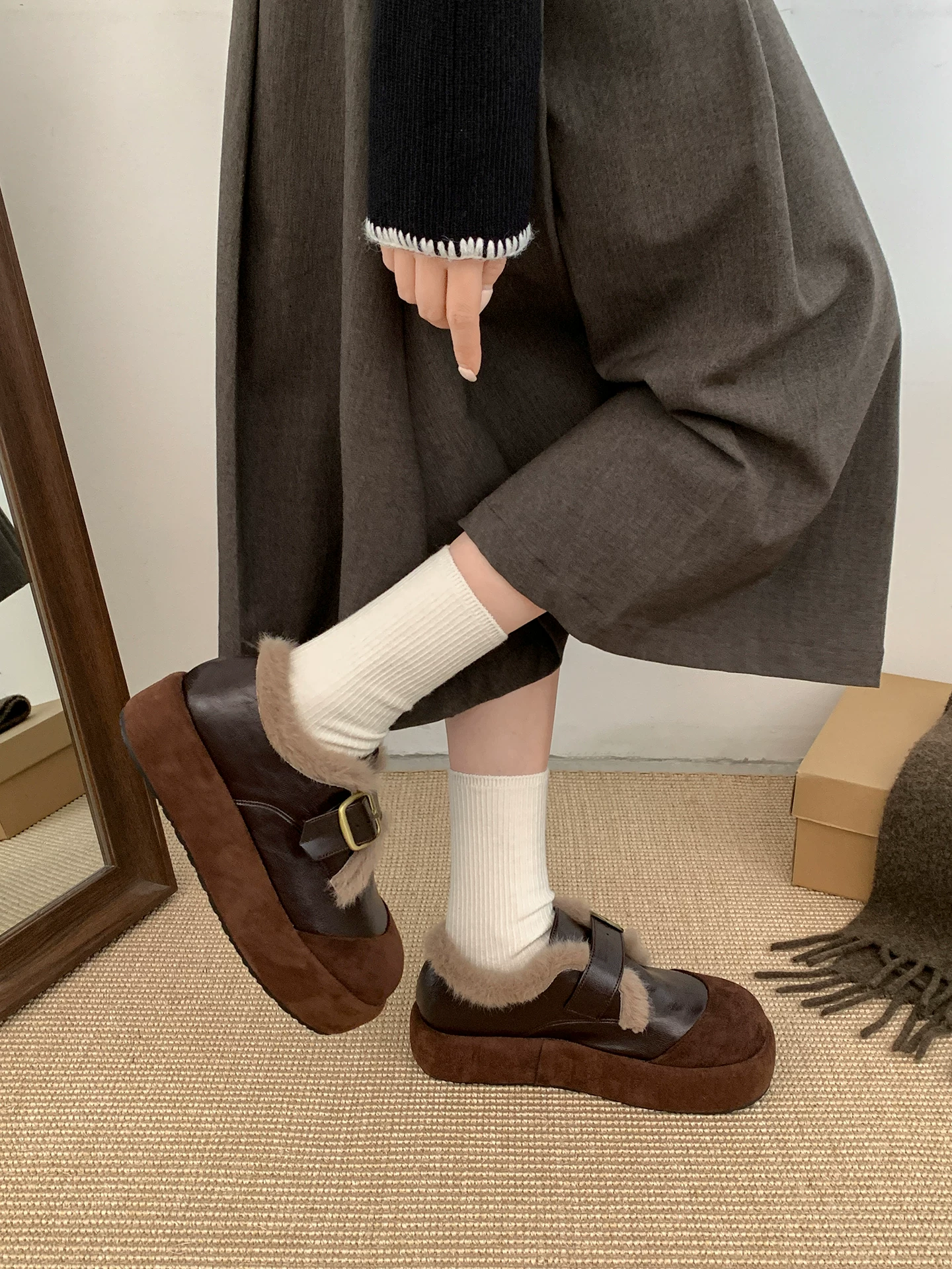 Giày bông đế dày giữ ấm kiểu retro màu nâu dành cho nữ, mặc ngoài trời mùa đông, kiểu dáng mới 2025, giày Birkenstock lông thú tăng chiều cao.