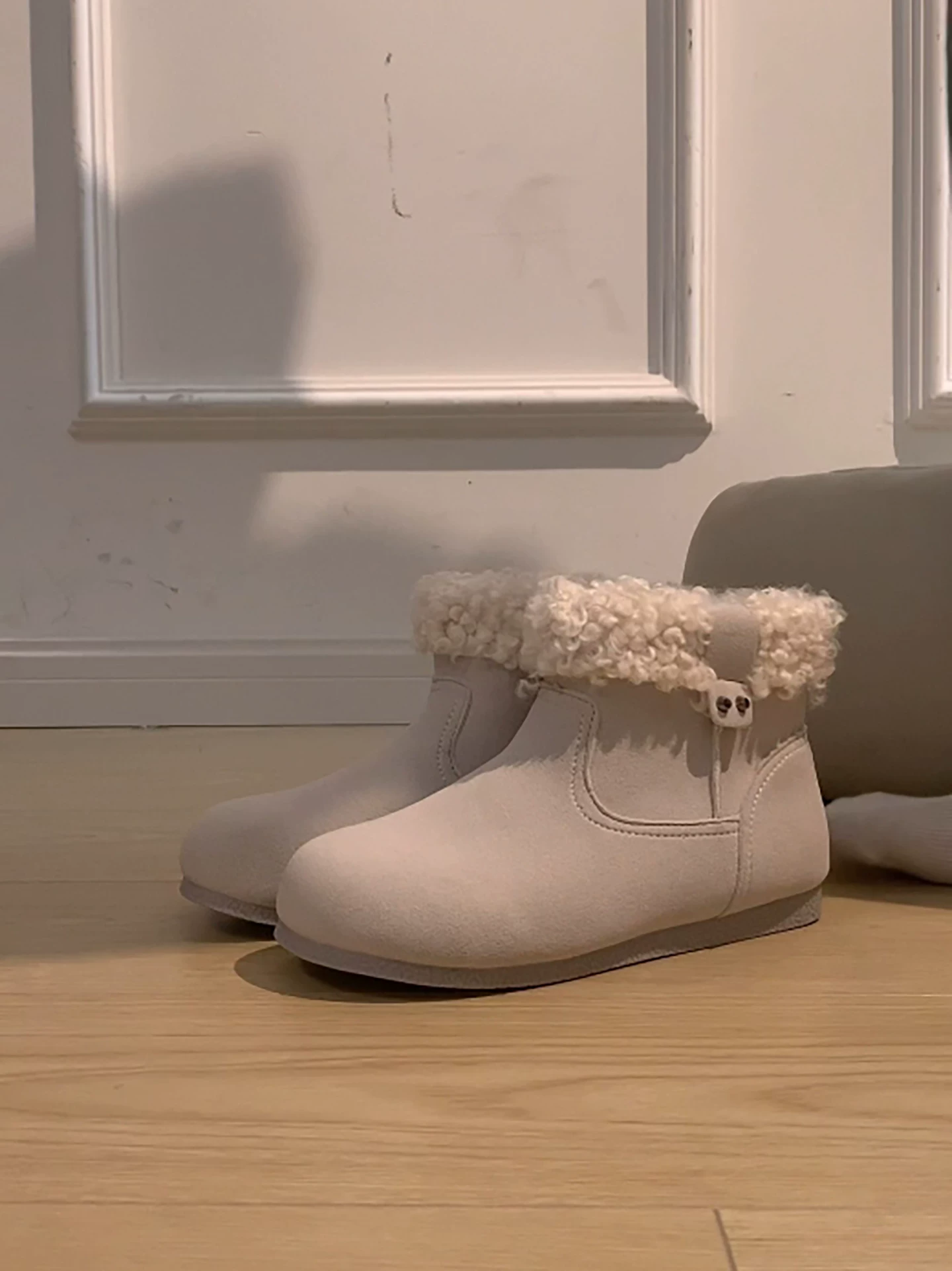 Giày bốt nữ đế xuồng tăng chiều cao ẩn, bộ sưu tập thu đông 2025 mới, thích hợp phối cùng chân váy, chống trơn trượt, giày cotton đa năng.