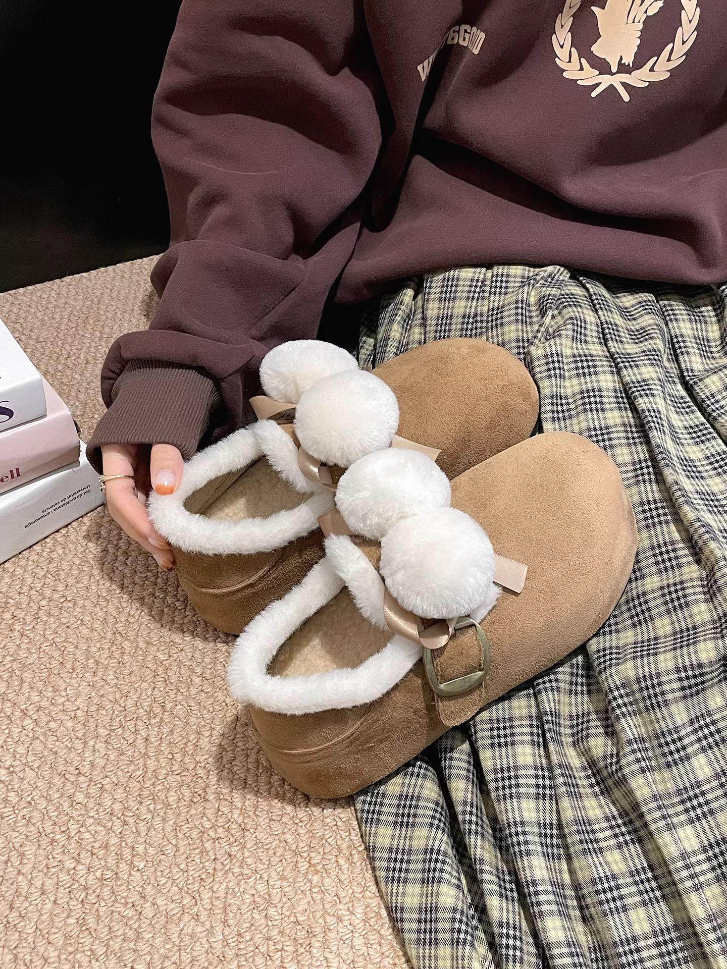 Giày cotton đi tuyết ấm áp, lót lông cừu, đế dày, chống trơn trượt dành cho nữ, mặc ngoài trời mùa đông, mẫu mới 2025, tăng chiều cao, giày Birkenstock kín hoàn toàn.