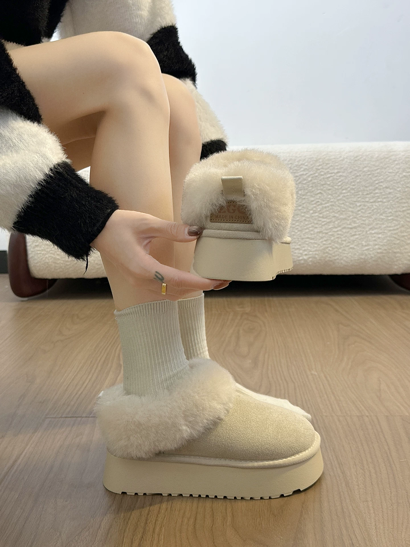 Giày bốt tuyết đế dày kiểu cổ điển màu nâu dành cho nữ, giày bông ấm áp tăng chiều cao mùa đông mới năm 2025.