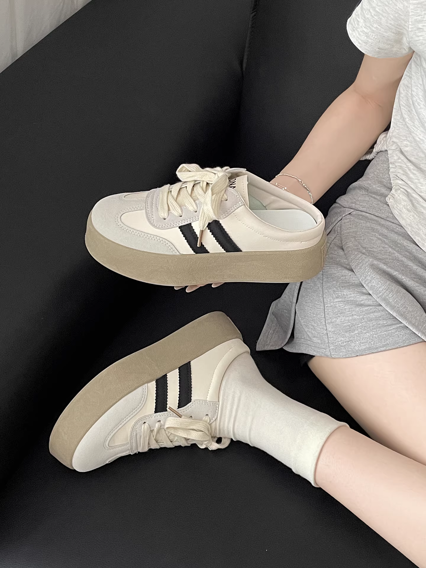 Dép nữ đế dày cổ điển cao cấp màu trắng, kiểu dáng kín mũi, thích hợp đi ngoài trời mùa hè, kiểu mới 2025, phối hợp với đầm, dép sandal thoải mái.