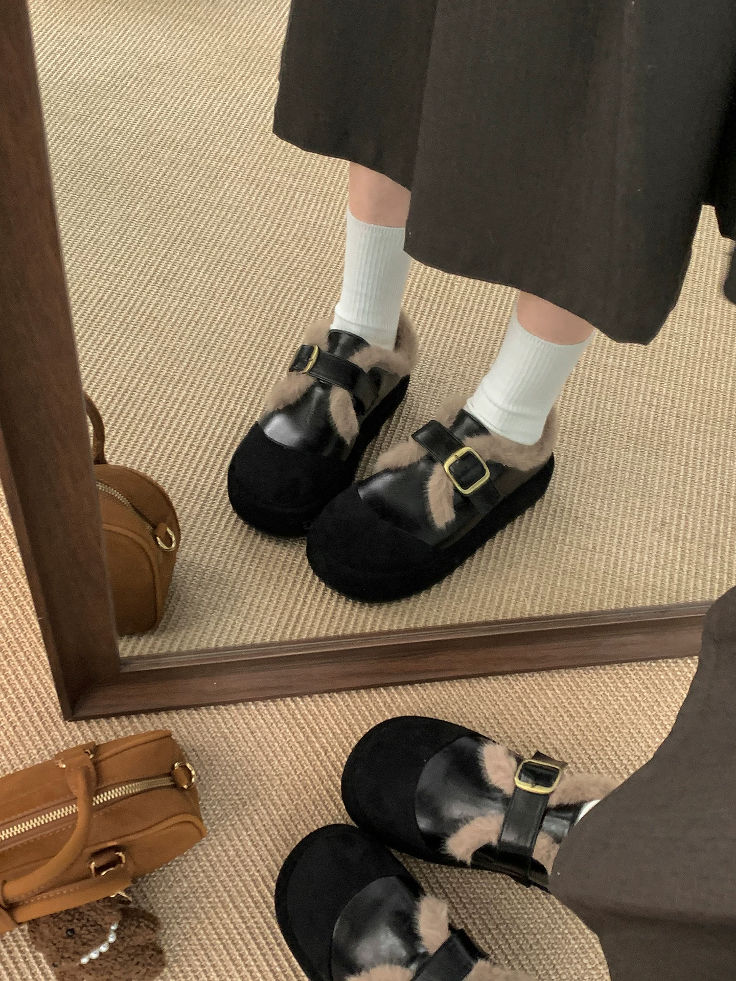 Giày bông đế dày giữ ấm kiểu retro màu nâu dành cho nữ, mặc ngoài trời mùa đông, kiểu dáng mới 2025, giày Birkenstock lông thú tăng chiều cao.