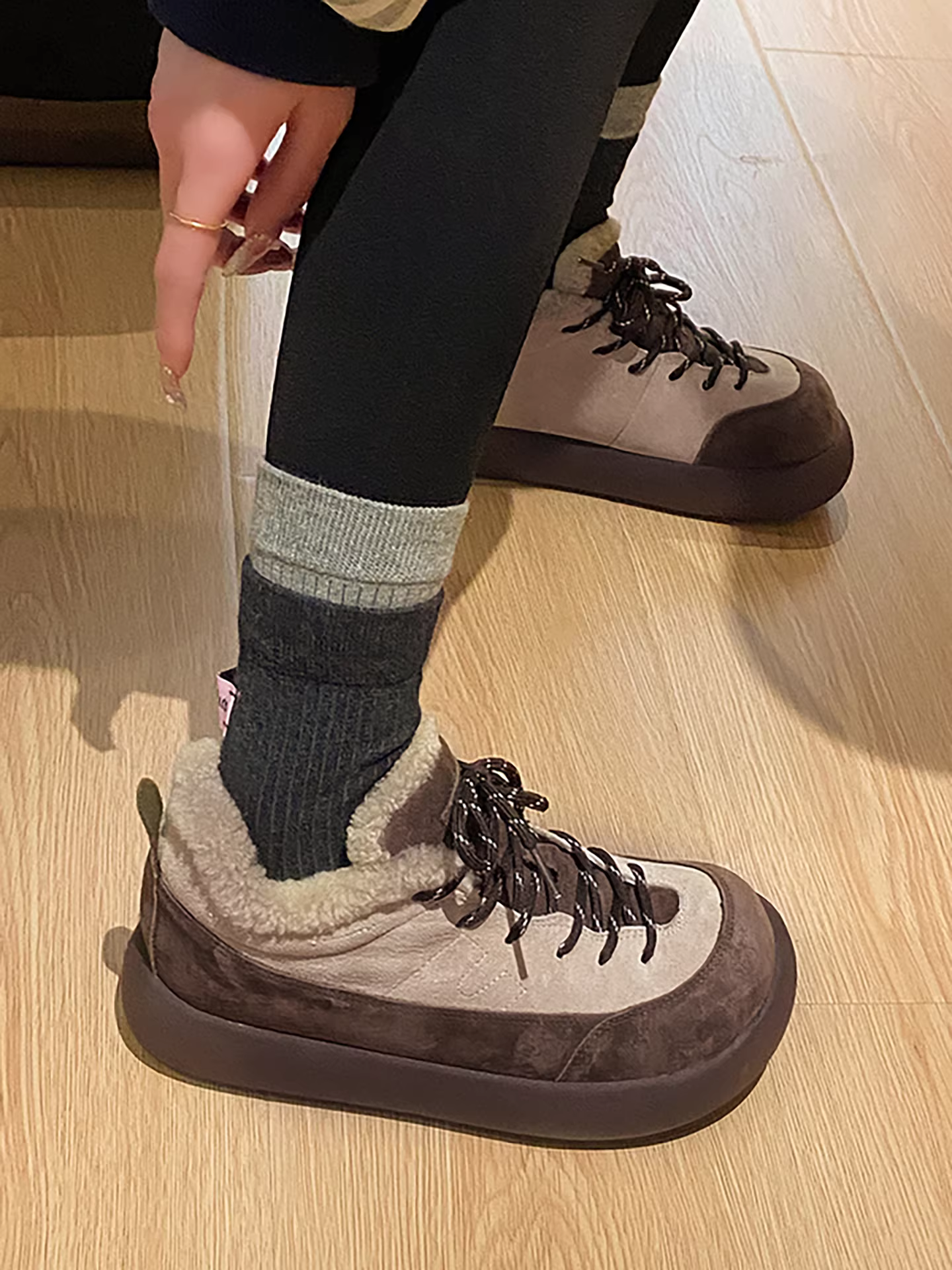 Giày bông đi tuyết đế dày, lót lông cừu, chống trơn trượt dành cho nữ, kiểu mới mùa đông 2025, đi ngoài trời, tăng chiều cao, ấm áp, giày Birkenstock lông xù.