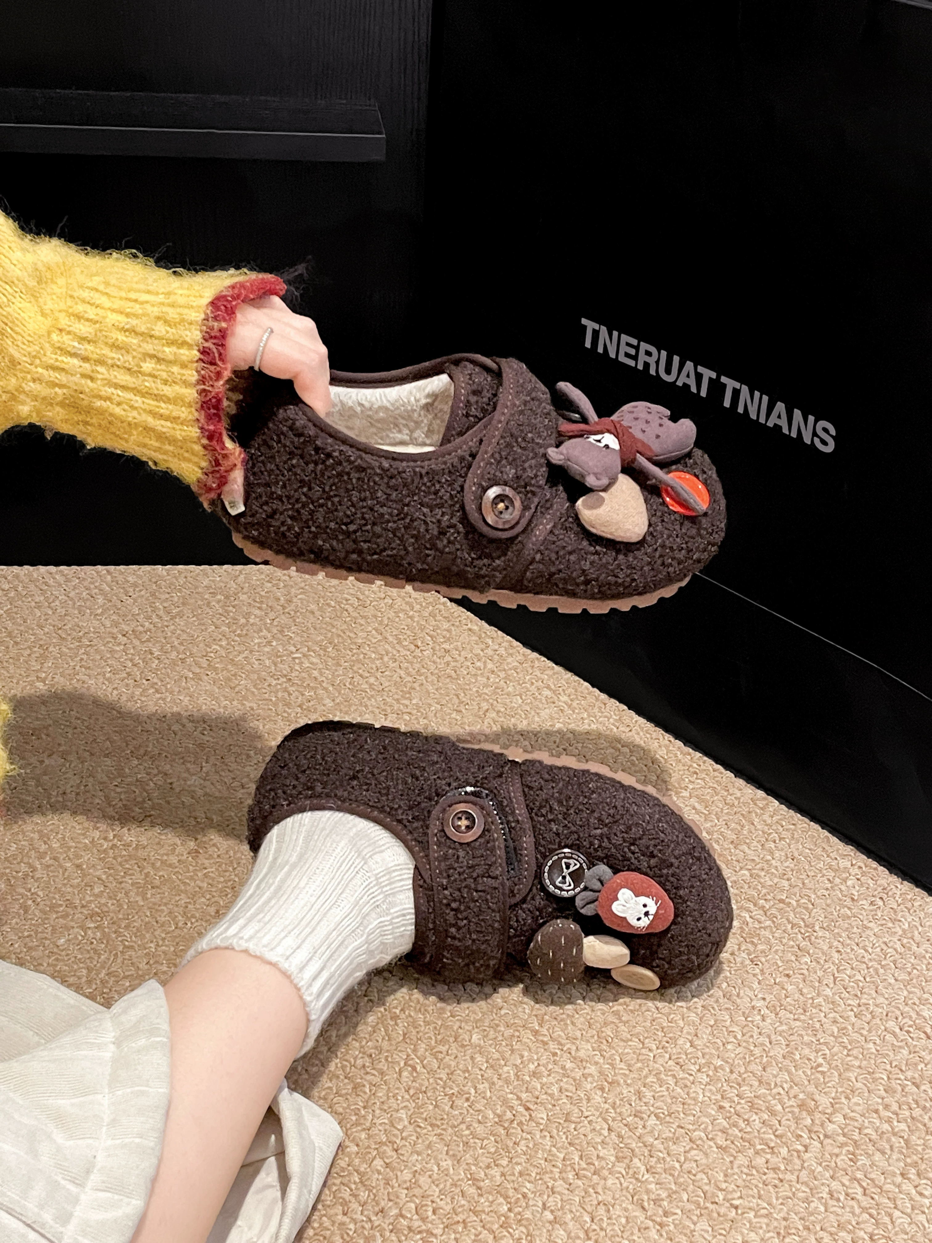 Giày nhung retro đế dày chống trơn lông mềm dành cho nữ, mặc ngoài mùa đông 2025, kiểu mới tăng chiều cao, đế mềm giữ ấm, kiểu Birkenstock bằng cotton