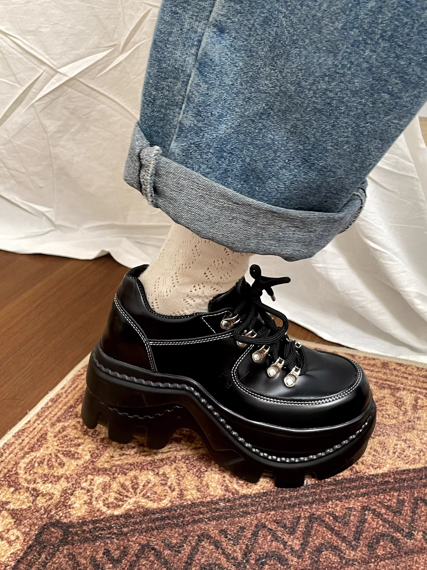 Giày da đế dày kiểu Anh đen dành cho nữ, mẫu xuân thu mới 2025, giày lười tăng chiều cao cho người nhỏ nhắn.