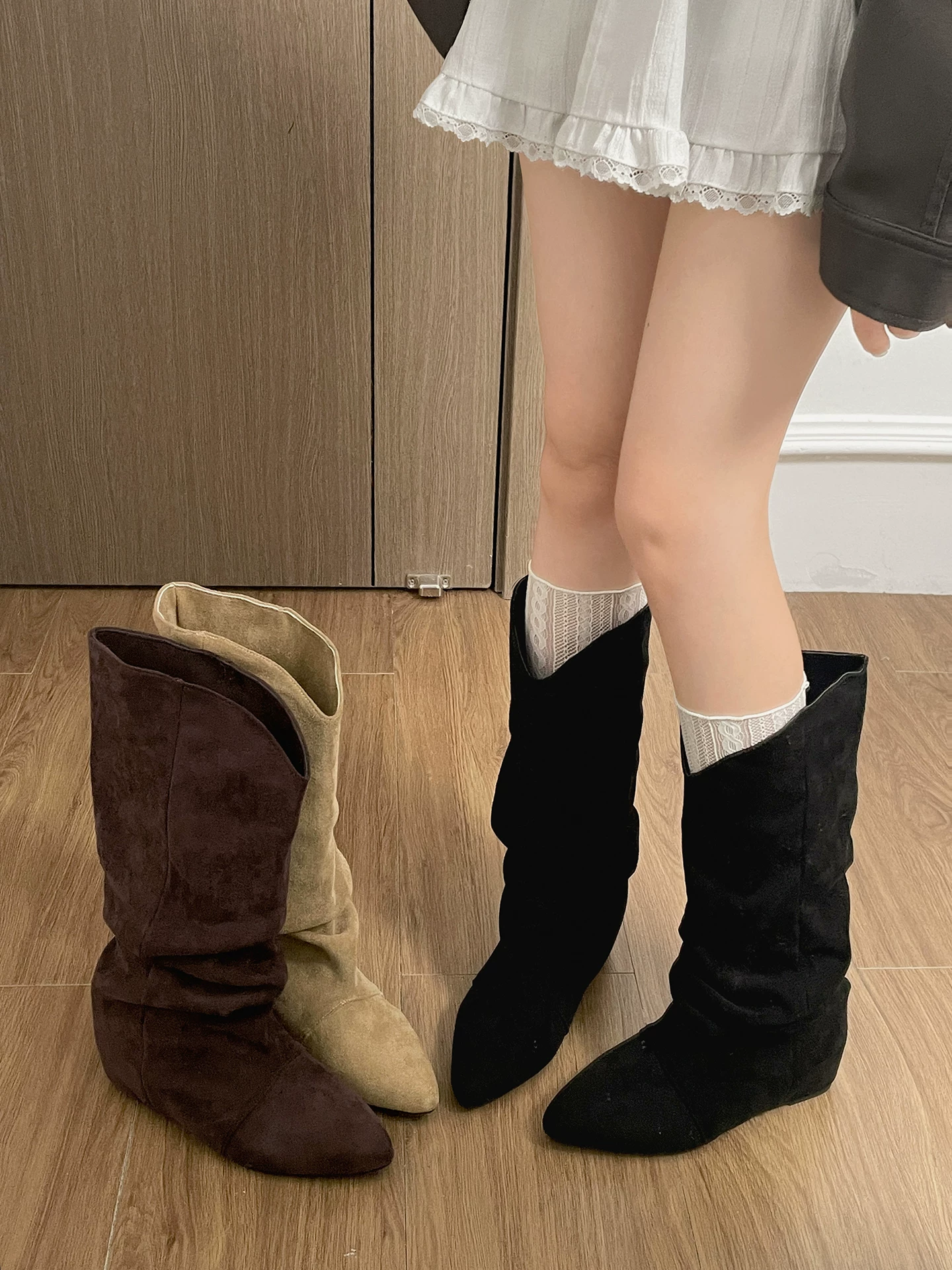 Giày bốt đế bằng phong cách Anh cổ điển dành cho nữ, mẫu mới thu đông 2025, phối cùng chân váy giúp trông thon gọn hơn, kiểu dáng thoải mái.