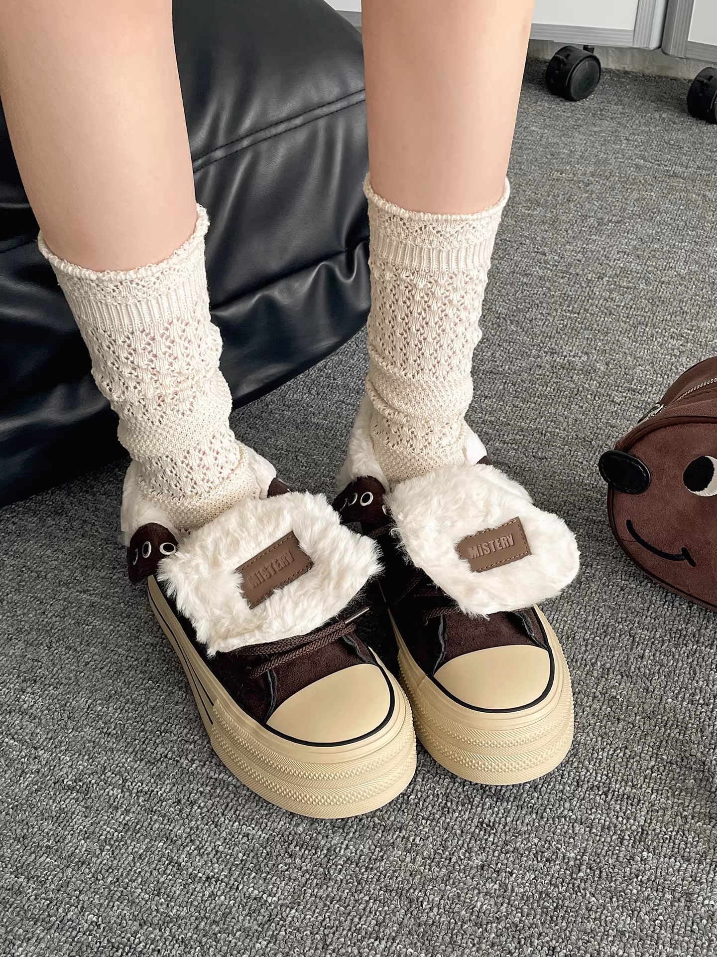 Giày vải cao cổ lót lông cừu đế dày đa năng màu đen kiểu retro dành cho nữ, mẫu mới mùa đông 2025, giữ ấm, chống trơn trượt, chất liệu cotton