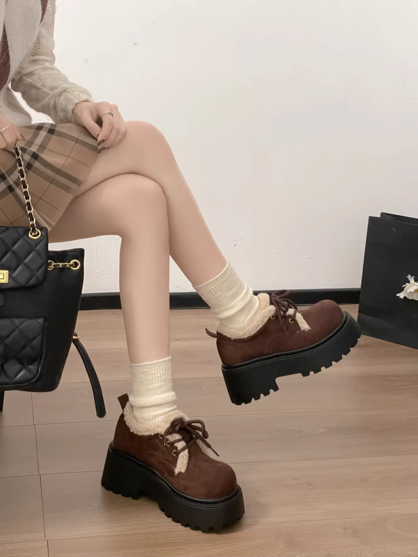 Giày bông tuyết đế dày phong cách Anh cổ điển màu nâu dành cho nữ, kiểu mới mùa đông 2025, áo khoác ngoài ấm áp với giày lười lông nhung.