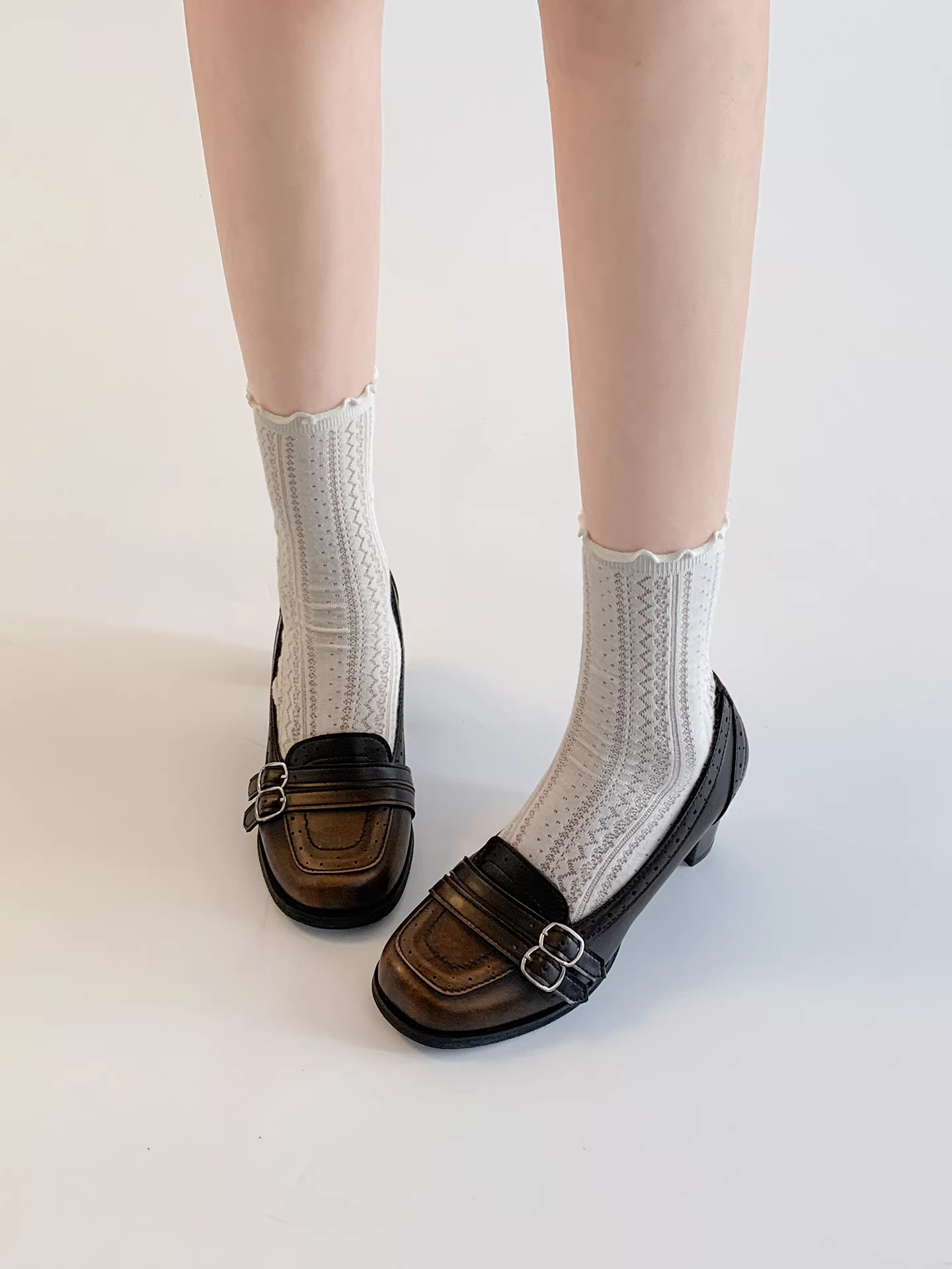 Giày cao gót chunky retro đen dành cho nữ, kiểu mới mùa thu 2025, kiểu Mary Jane dễ mang, phối cùng chân váy.