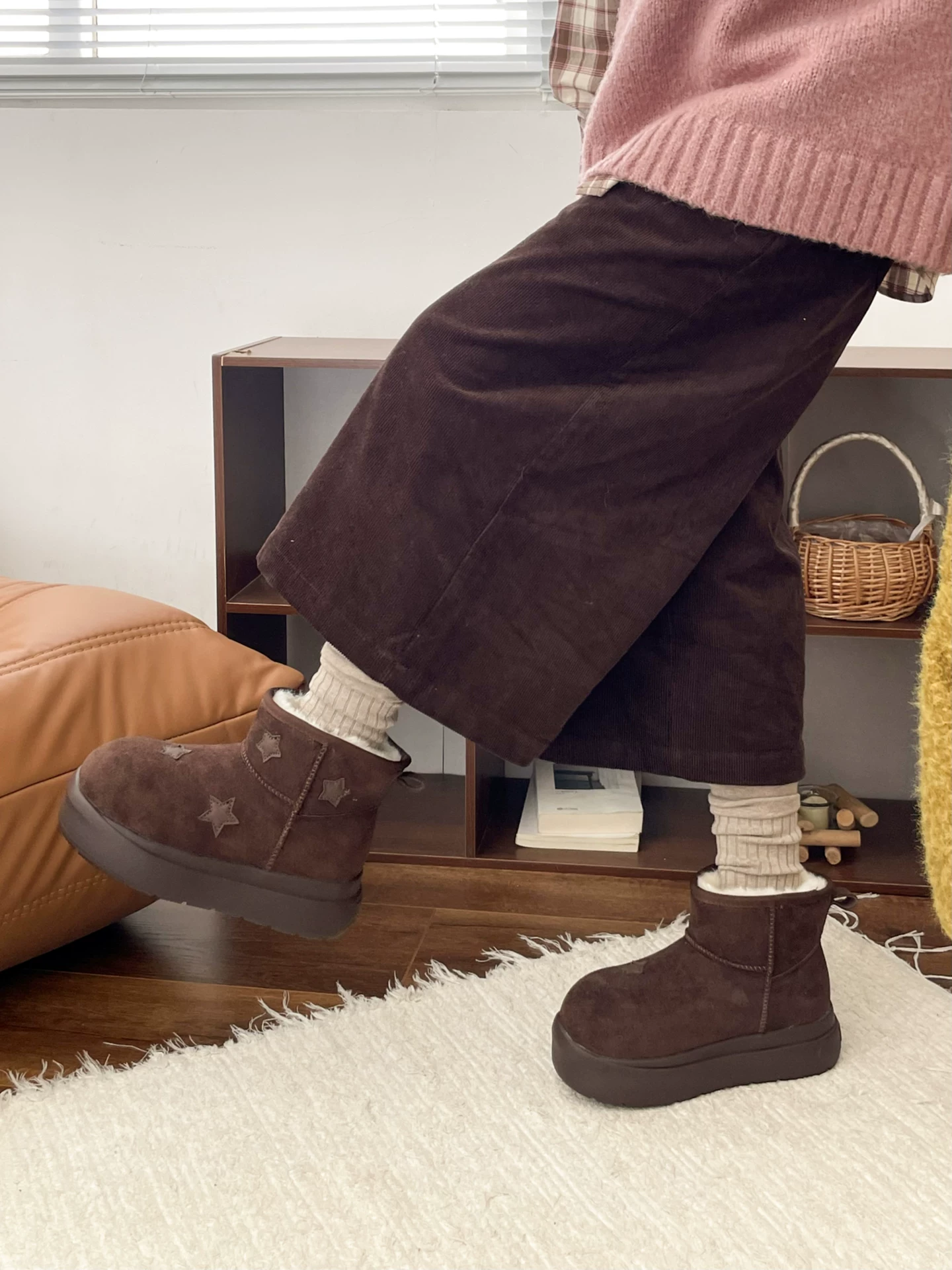 Giày bốt đi tuyết đế dày chống trượt kiểu cổ điển lót lông cừu dành cho nữ, giày cotton đế mềm ấm áp tăng chiều cao mùa đông mới năm 2025.