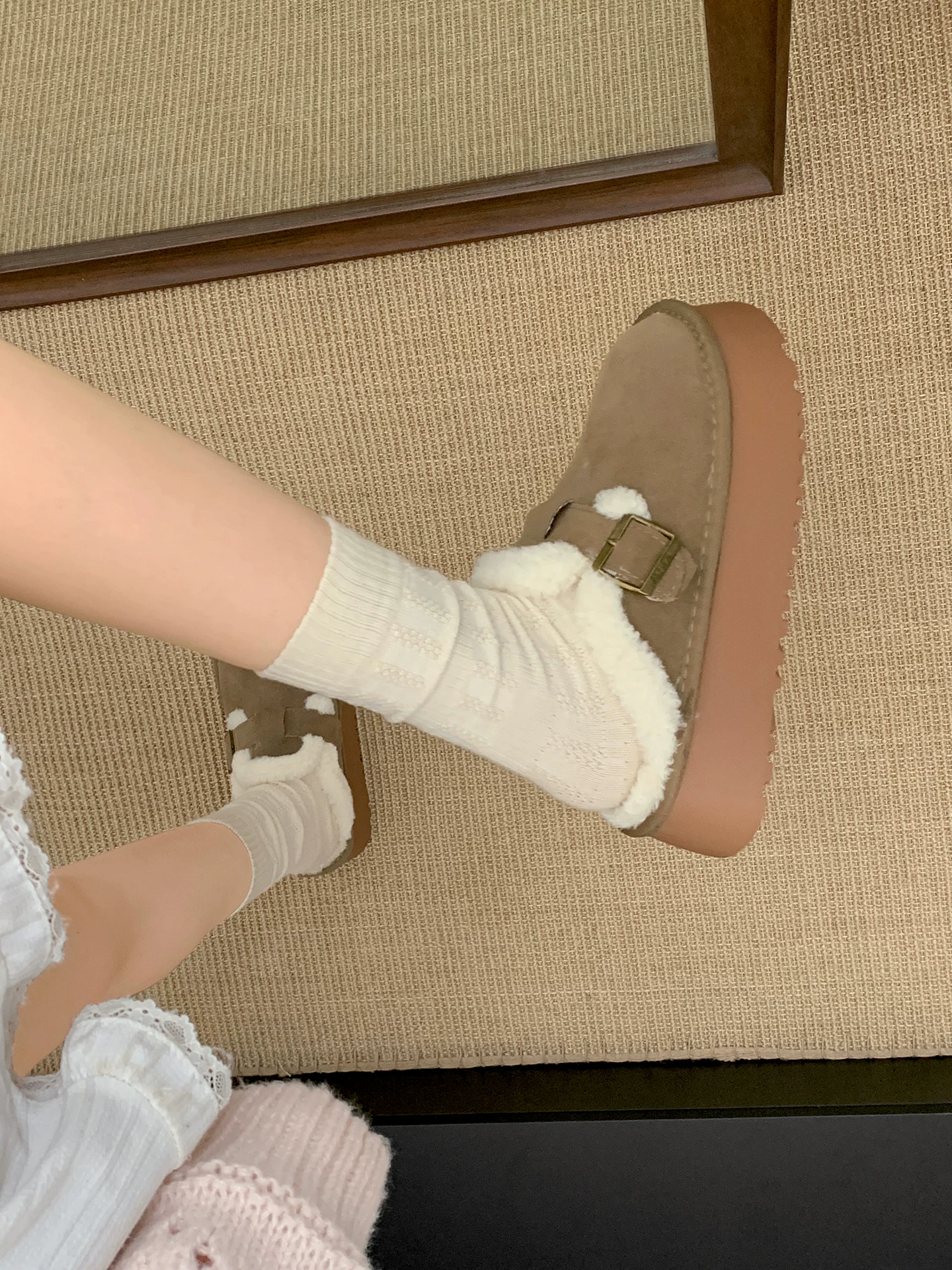 Đôi dép lông mềm dày đế cao cổ điển màu nâu dành cho nữ, mẫu mới mùa đông 2025, giữ ấm, đi ngoài trời, chống trơn trượt, kiểu Birkenstock, chất liệu cotton