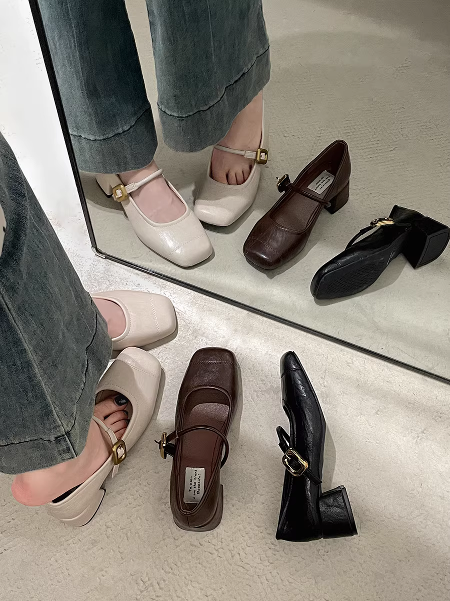 Giày cao gót đế thô mũi vuông kiểu Anh đen dành cho nữ, mẫu mới mùa thu 2025, thích hợp phối cùng chân váy, giày Mary Jane tăng chiều cao.