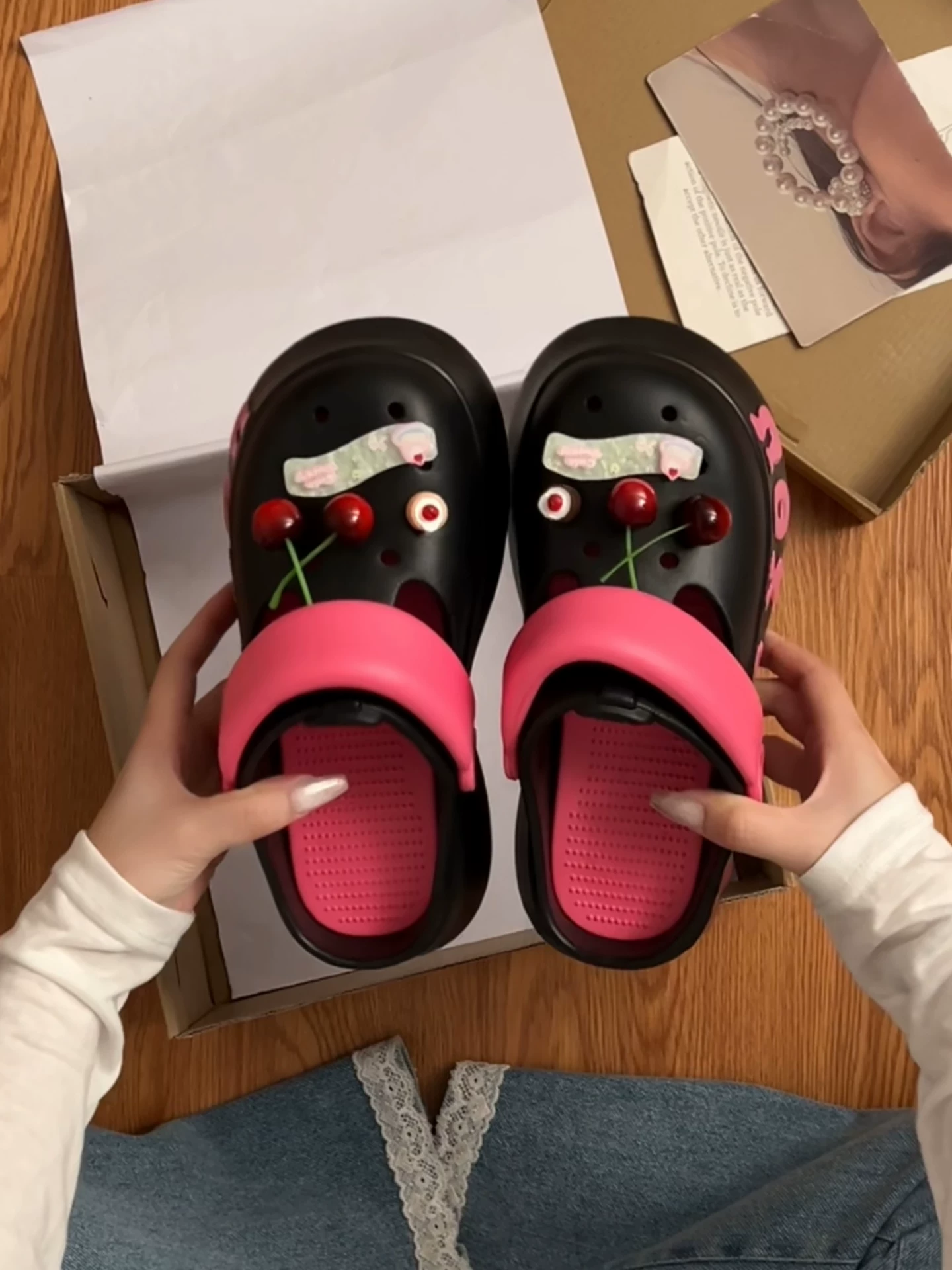 Dép clog nữ đế dày màu đen dễ thương, mẫu mới hè 2025, đi ngoài trời thoải mái, tăng chiều cao, kiểu kín mũi.