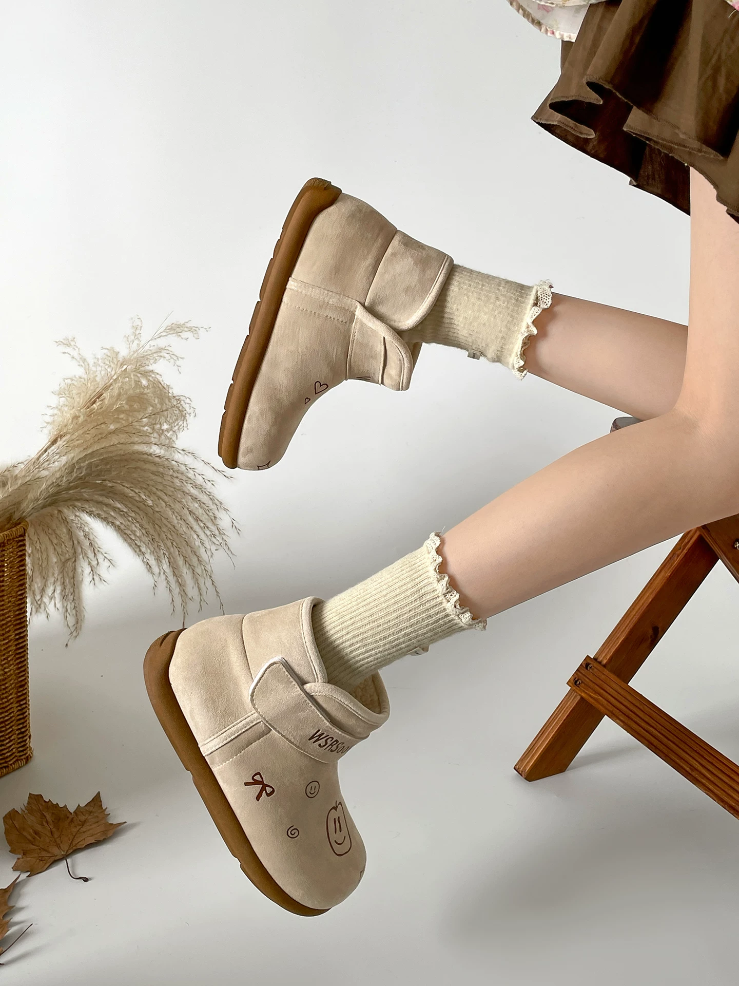 Giày bốt đi tuyết lót lông cừu, dày dặn, ấm áp, chống trơn trượt, đế dày dành cho nữ, trang phục mùa đông mới 2025, giày cotton cổ điển Đông Bắc.