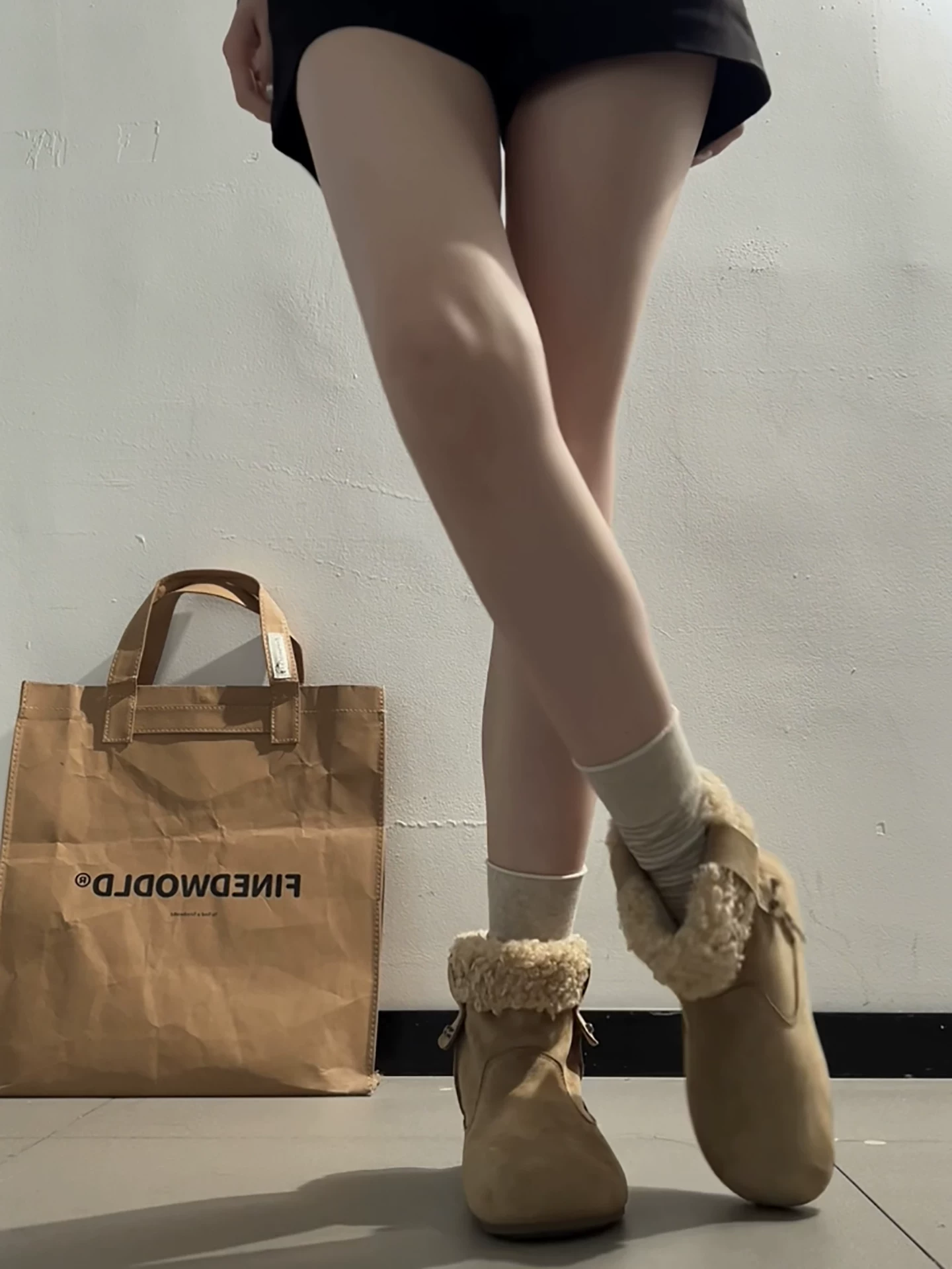 Giày bốt đi tuyết đế dày màu nâu cổ điển lót lông cừu dành cho nữ, trang phục mùa đông mới 2025, giày cotton kiểu Birkenstock ấm áp và chống trơn trượt.