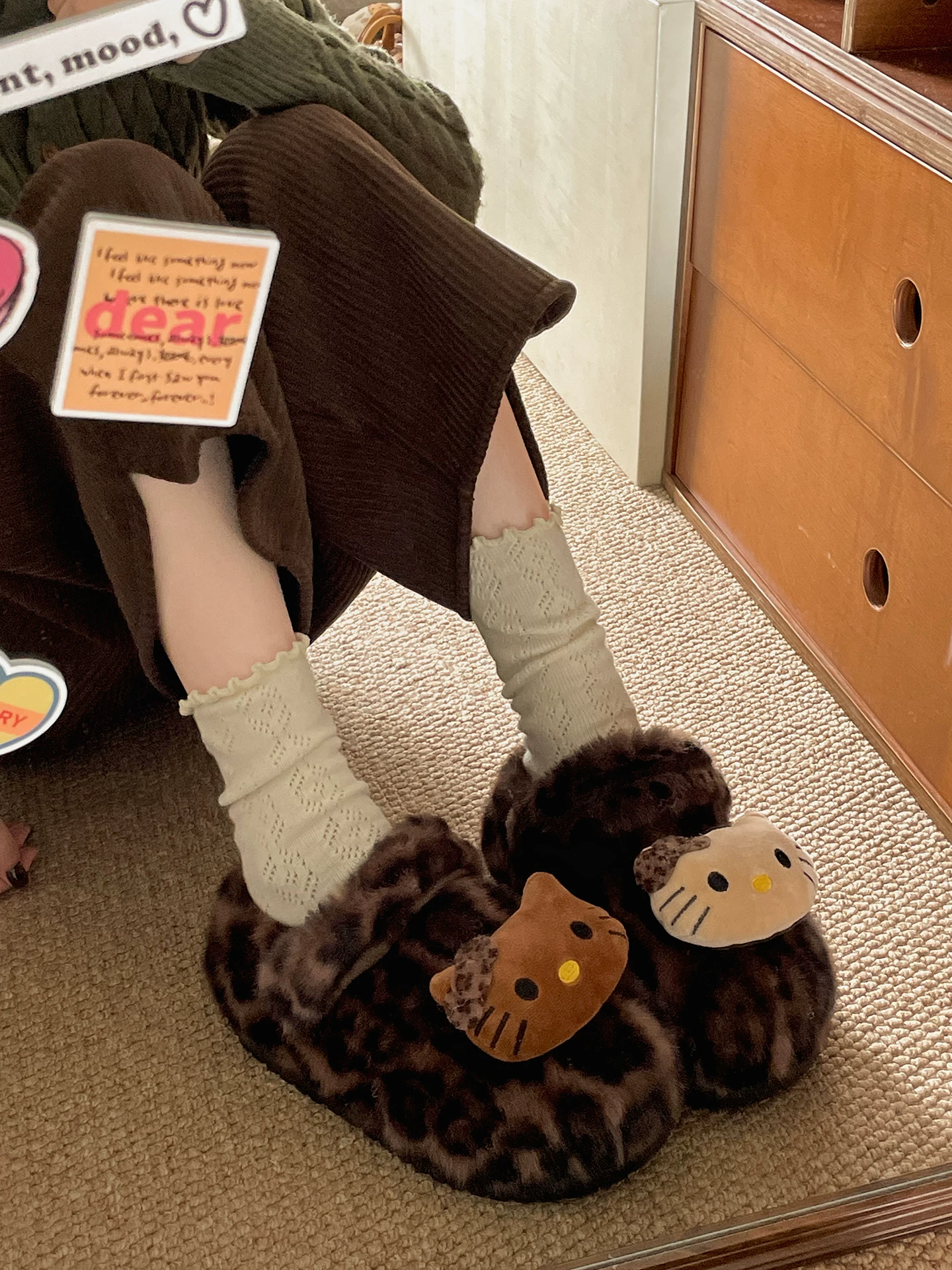 Đôi dép lông dày đế dày màu đen hoạt hình dễ thương dành cho nữ, thích hợp để mang ngoài trời, dép bông ấm áp mùa đông mới năm 2025, có thể mang hai kiểu.