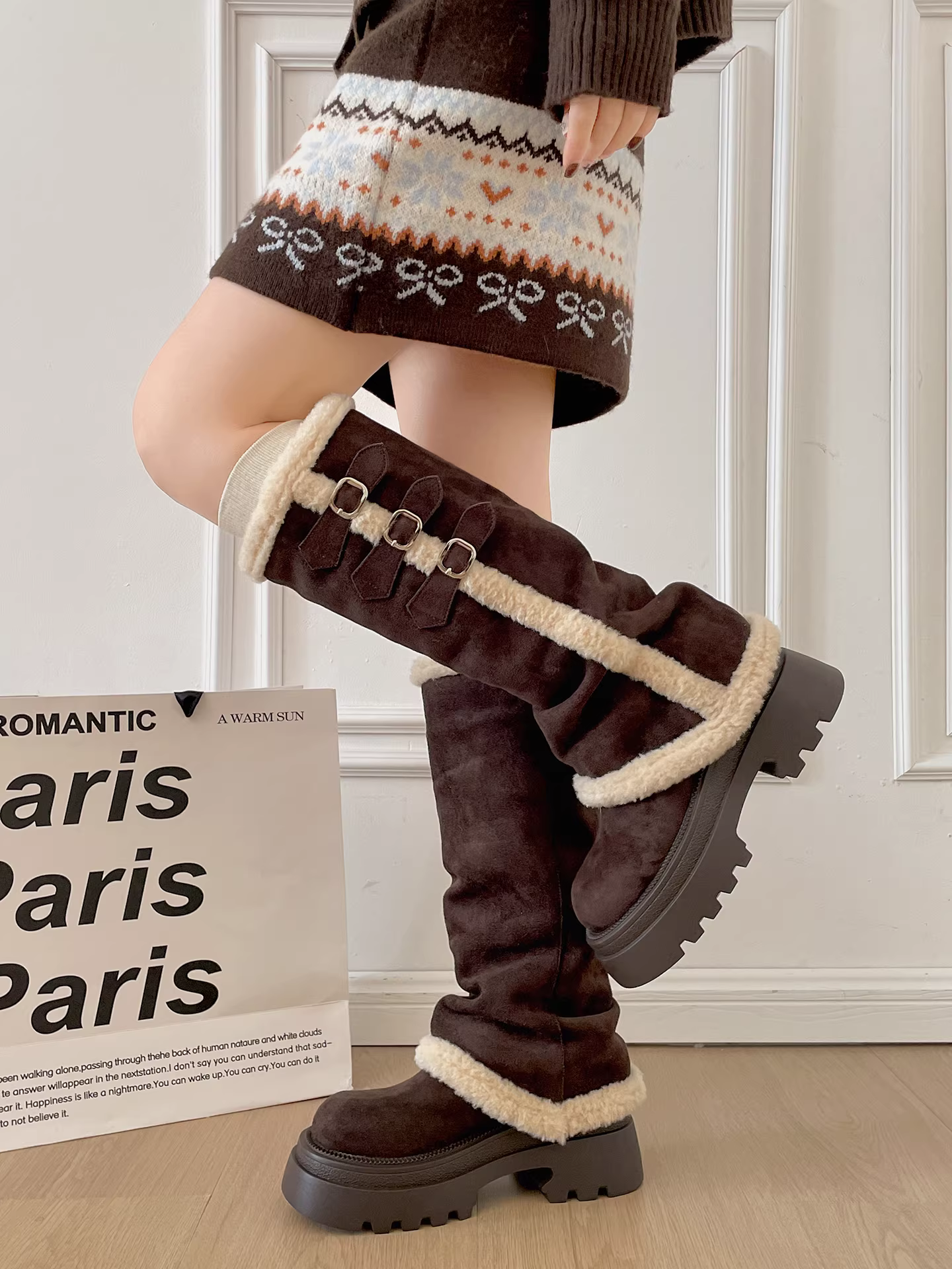 Giày bốt nữ đế dày gót vuông cổ cao lót lông giữ ấm kiểu retro mùa đông 2025 mới, tăng chiều cao, tôn dáng, kiểu quần ống rộng chất liệu cotton